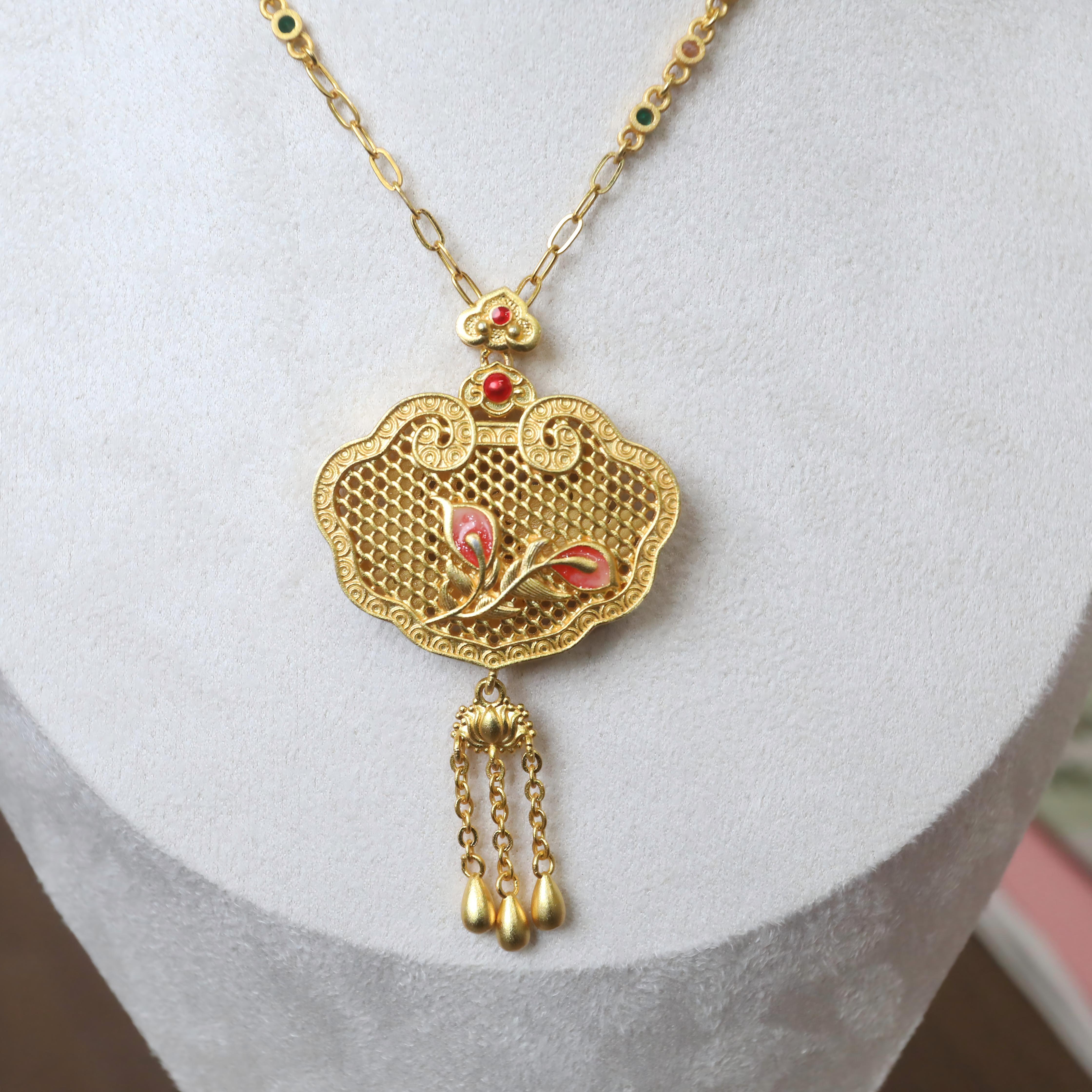 Golden hollowed-out window display phoenix flower pendant necklace, pearl lanyard, short elegant jewelry for women, classic style Specification image