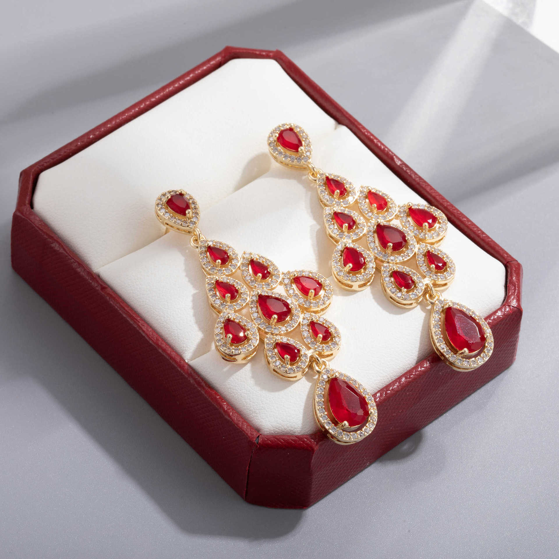 The same style of red water drop tassel design stud earrings with full diamonds as on Xiaohongshu, exuding a sense of high-end sophistication and is versatile and exquisite