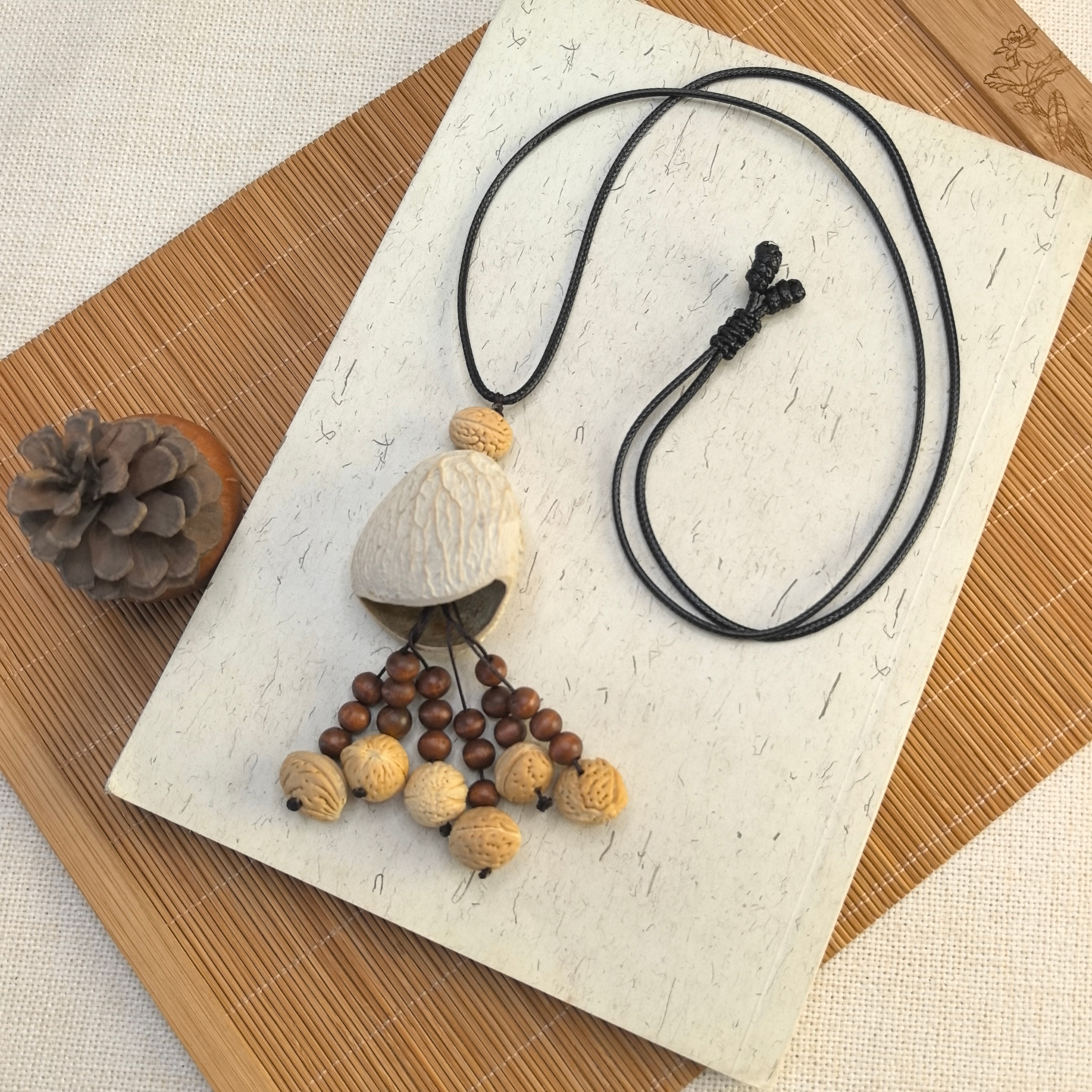 Yunyu Fruit Shell Rattle Necklace, Hanging bell Walnut Seed Necklace, fashionable, simple and elegant accessories Item Picture