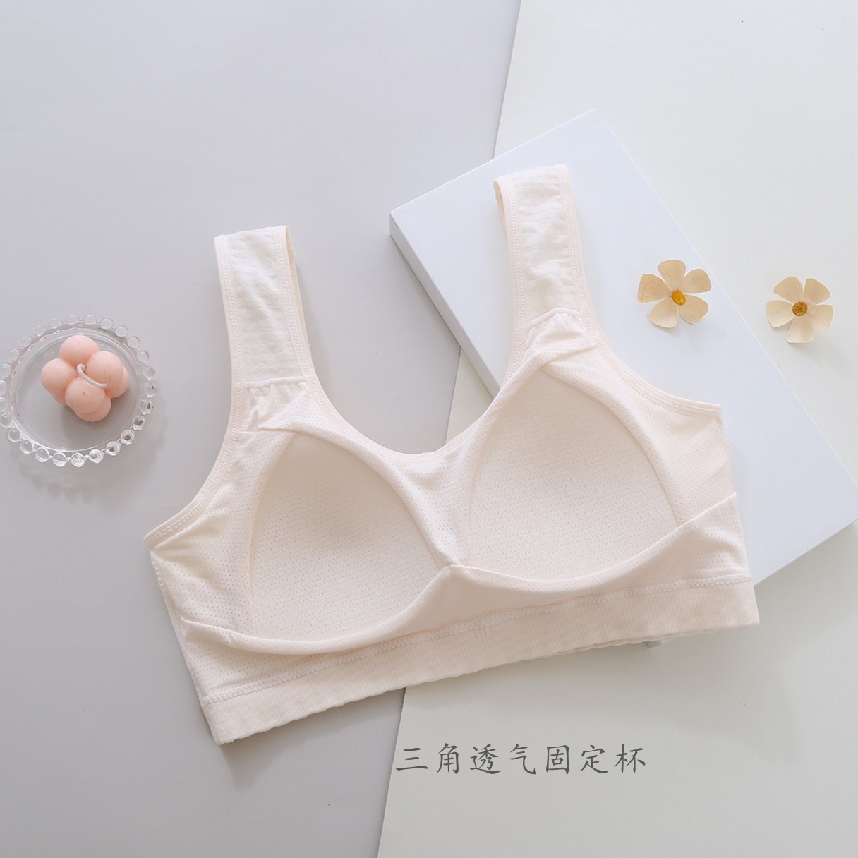 Seamless high-elastic fixed sports vest for girls without steel rings, puberty development underwear U-shaped beautiful back bra vest Application Scenario