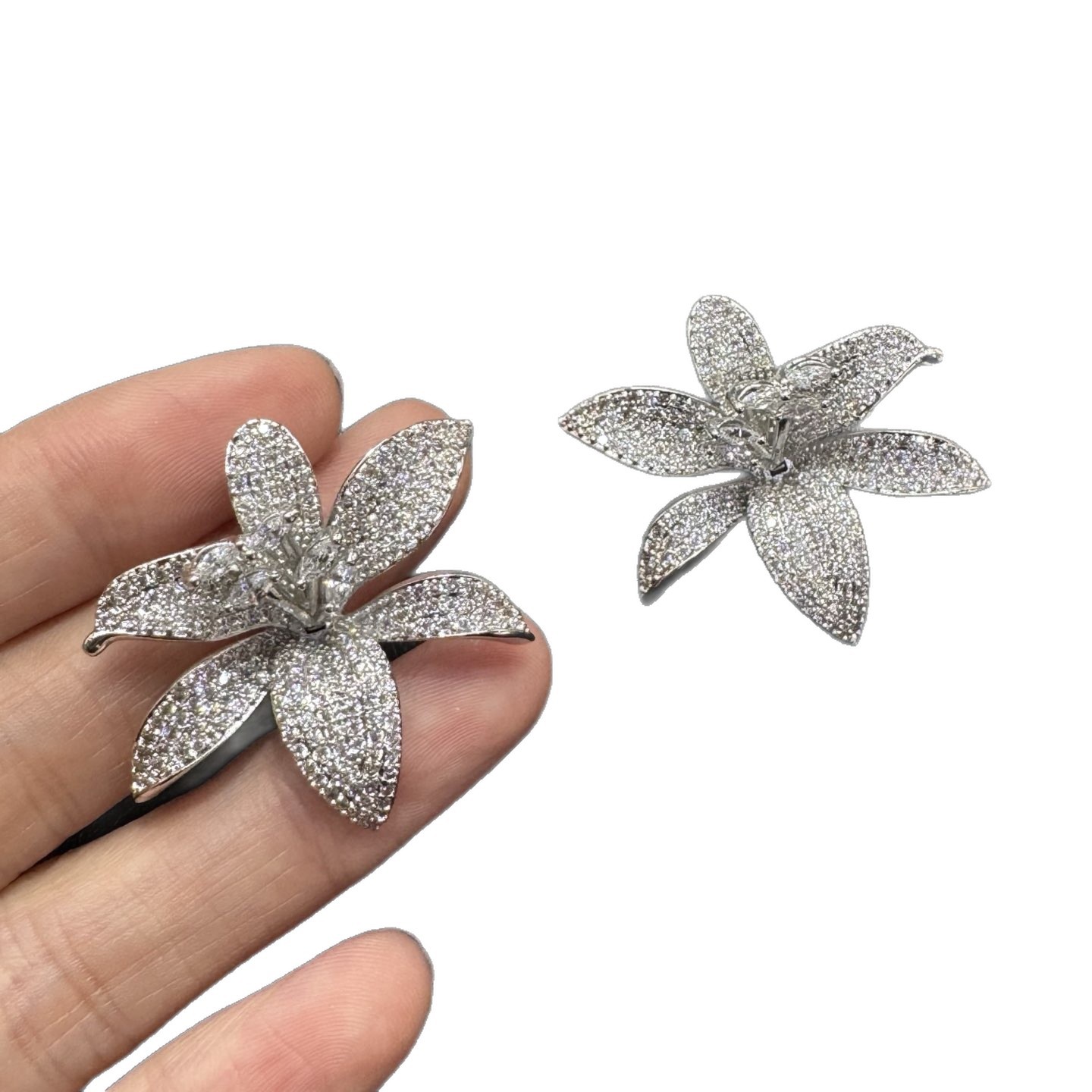 Floral design sense, fashionable, light luxury, grand and dynamic, slightly inlaid with light layers, classic zircon color earrings detail image 6