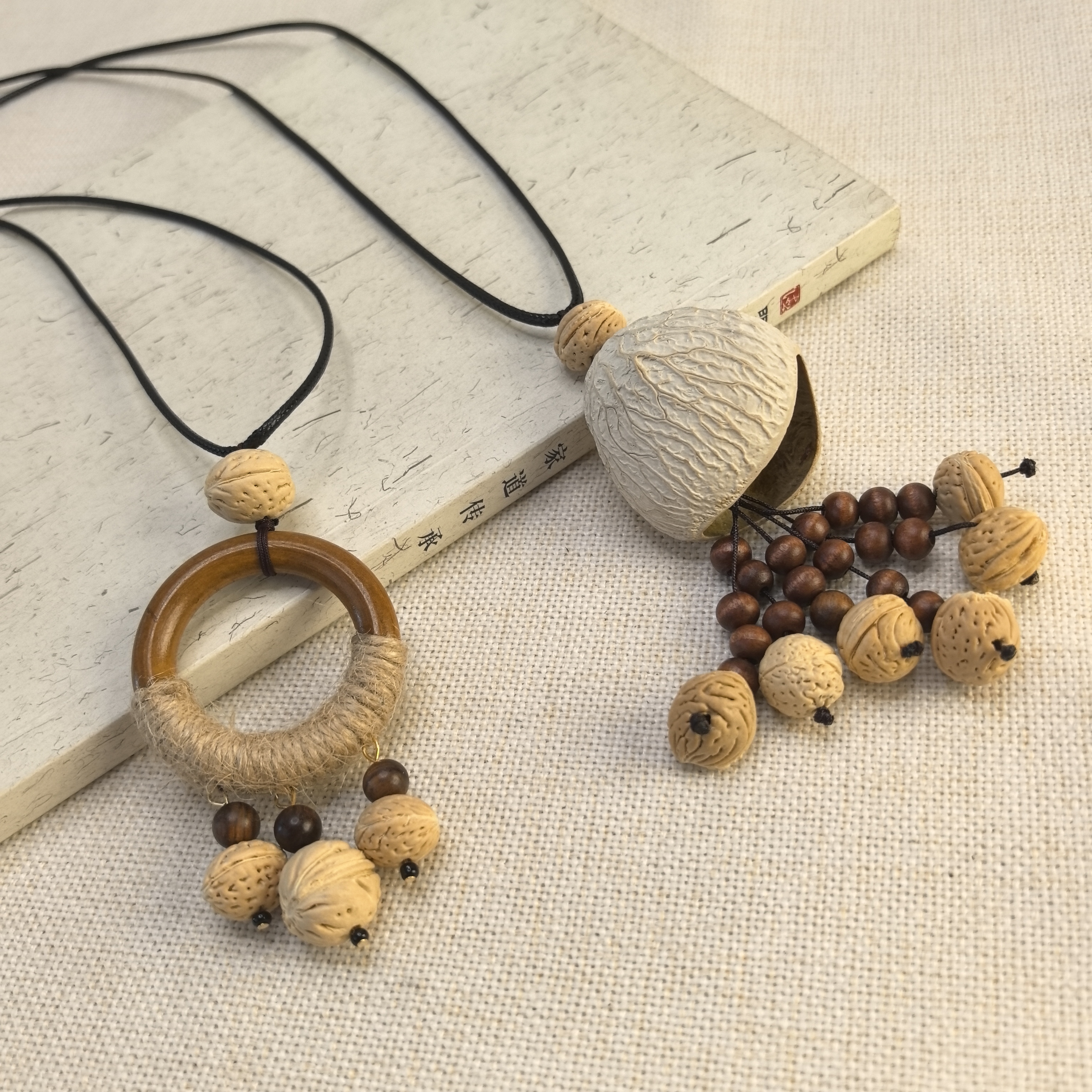 Yunyu Fruit Shell Rattle Necklace, Hanging bell Walnut Seed Necklace, fashionable, simple and elegant accessories Specification image