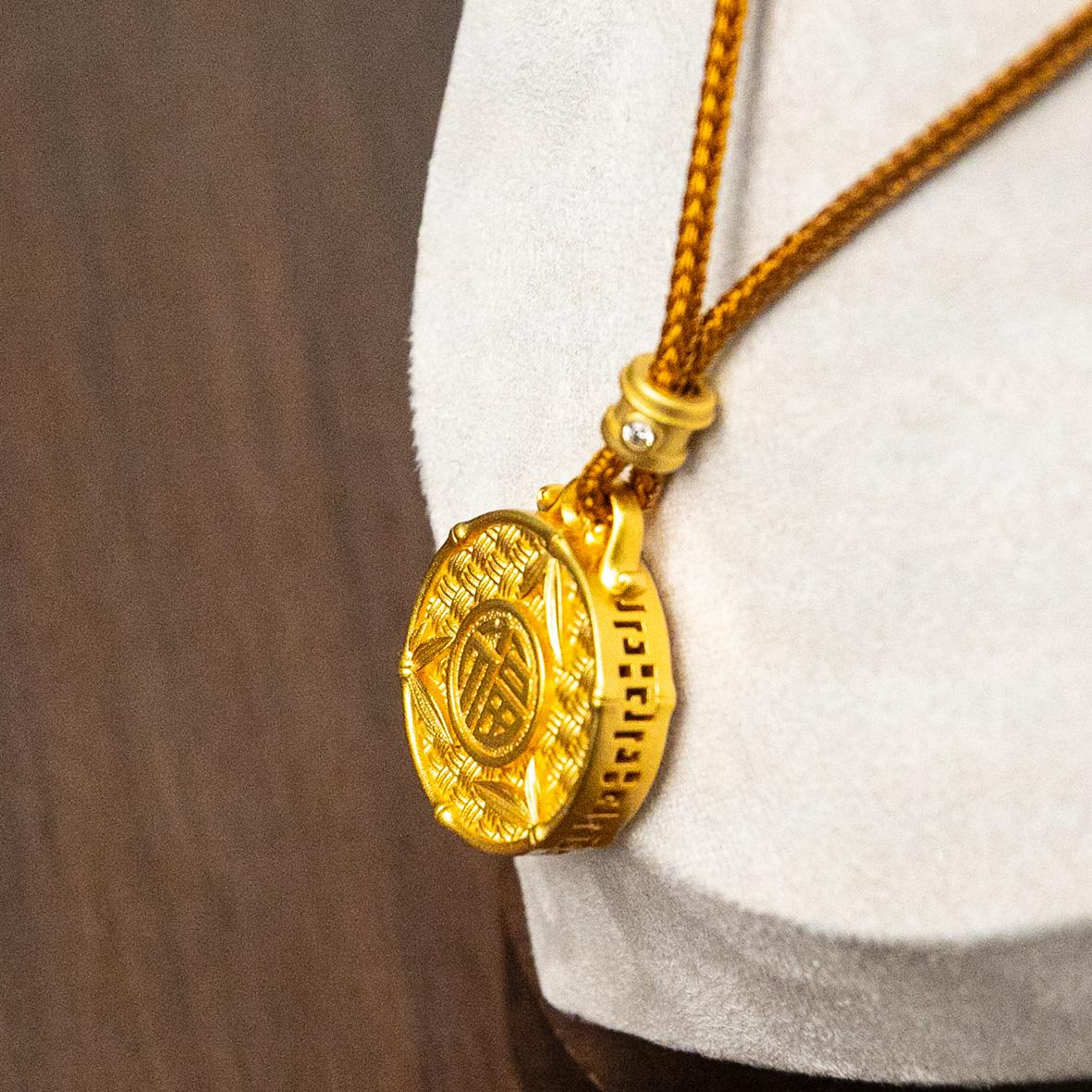 Golden pendant eight-treasure dynamic necklace for women, elegant "Fu" character jewelry lanyard, classic necklace accessory Specification image