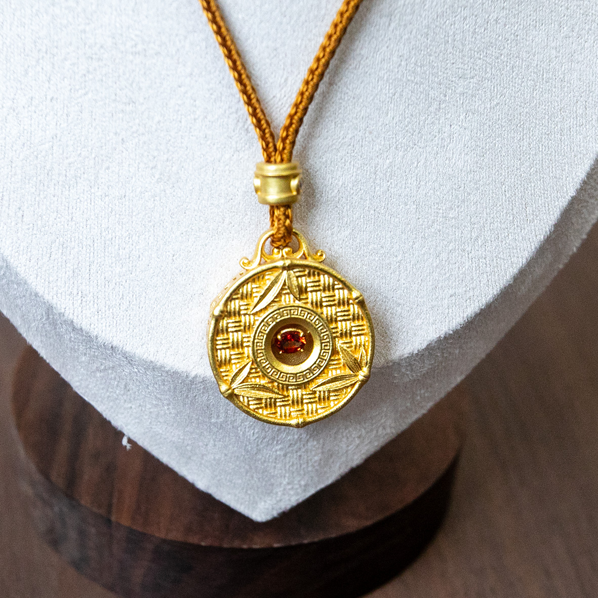 Golden pendant eight-treasure dynamic necklace for women, elegant "Fu" character jewelry lanyard, classic necklace accessory Application Scenario