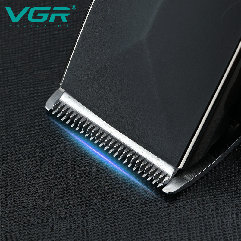 V-033 Hair clipper, high-power wire-equipped hair clipper, oil head electric clipper, salon electric clipper, direct insertion clipper Application Scenario