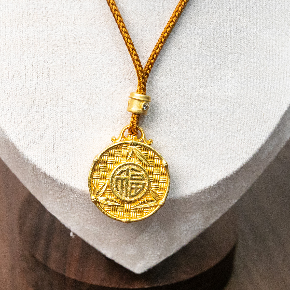Golden pendant eight-treasure dynamic necklace for women, elegant "Fu" character jewelry lanyard, classic necklace accessory details Picture