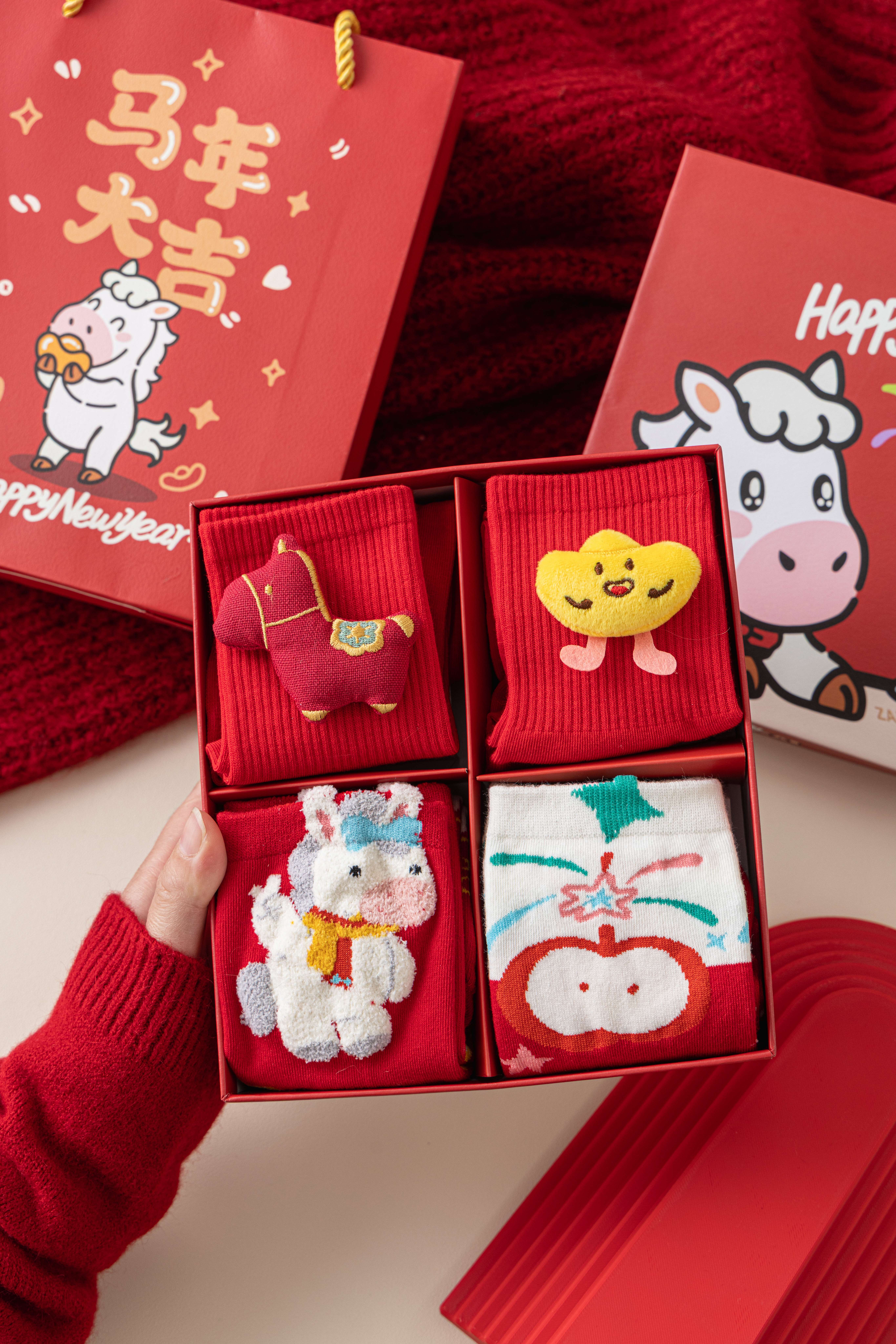 红色礼盒袜子套装伴手礼水晶魔法球春联钩织盲盒创意礼品新年节日送礼