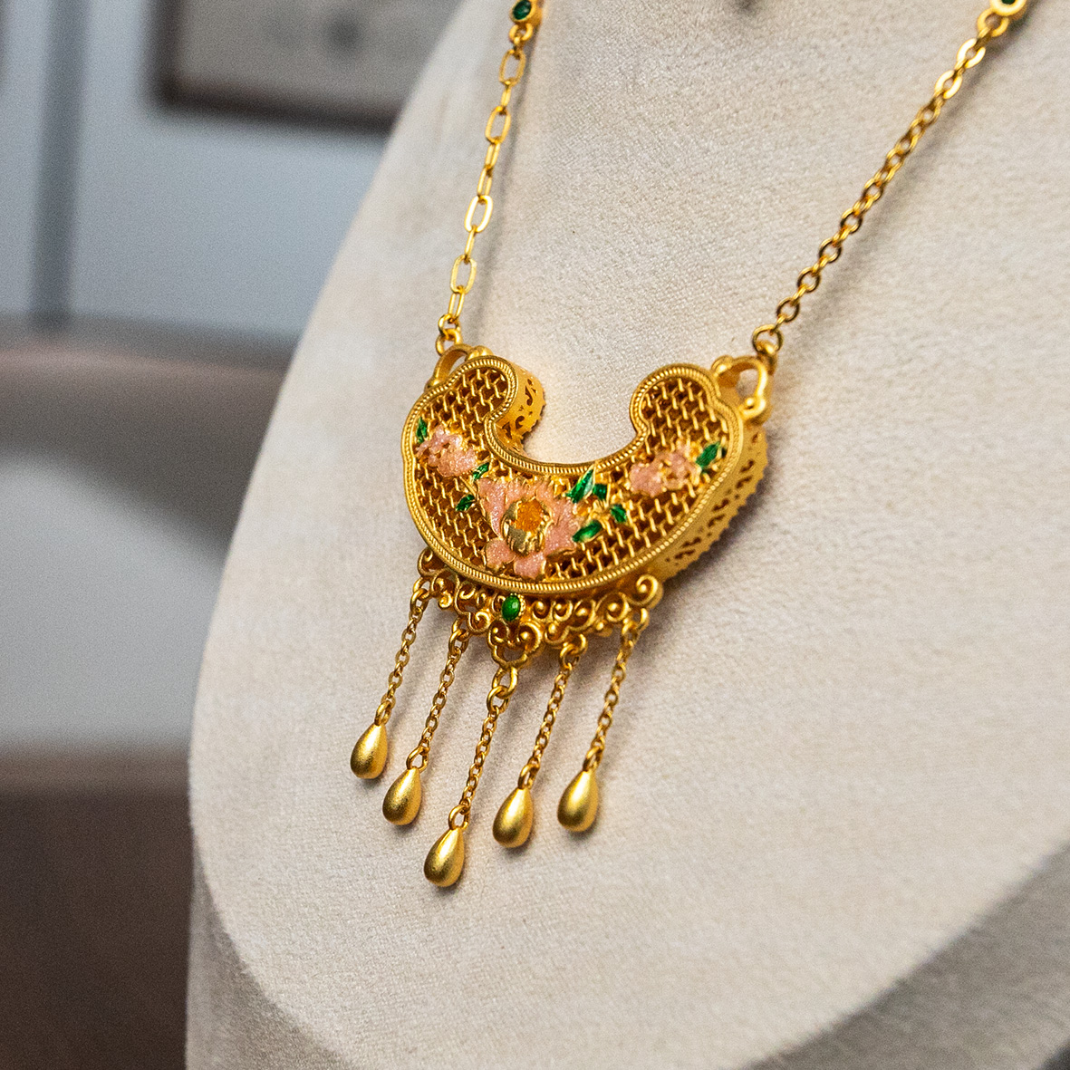 Golden floral pendant necklace, pearl lanyard, women's short safety lock, enamel color, elegant and classic jewelry accessory Application Scenario