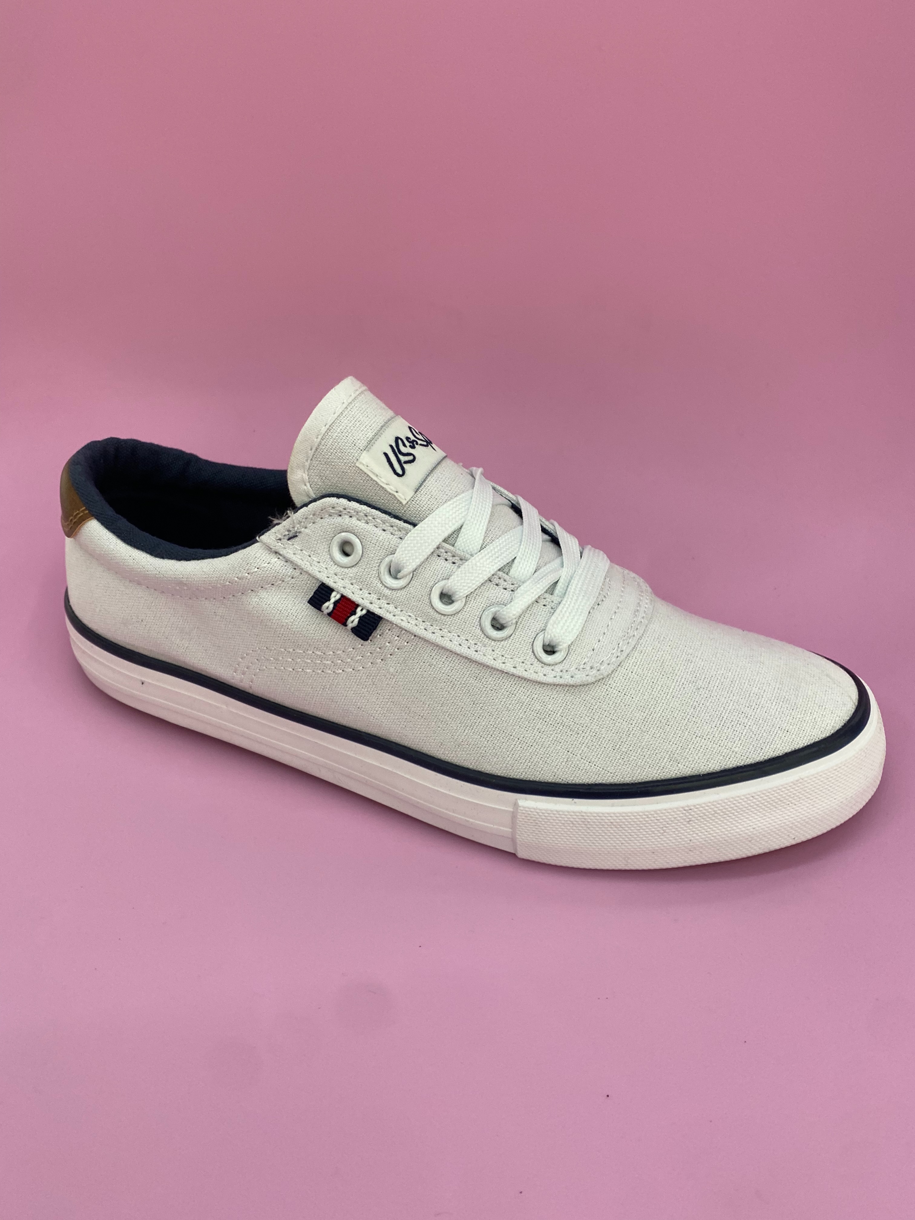 Men's casual sneakers are comfortable and trendy low-top sneakers full figure