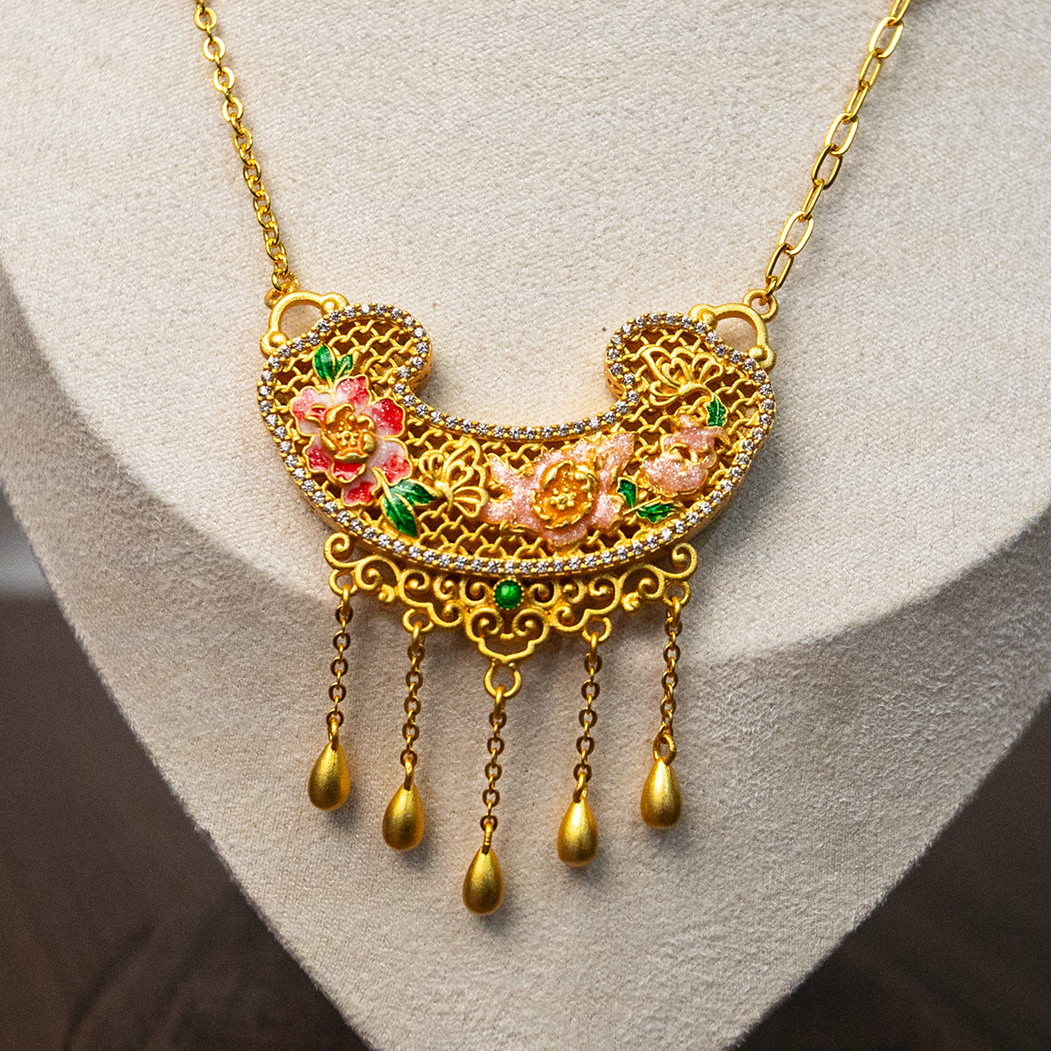 Golden floral pendant necklace, pearl lanyard, women's short safety lock, enamel color, elegant and classic jewelry accessory Specification image