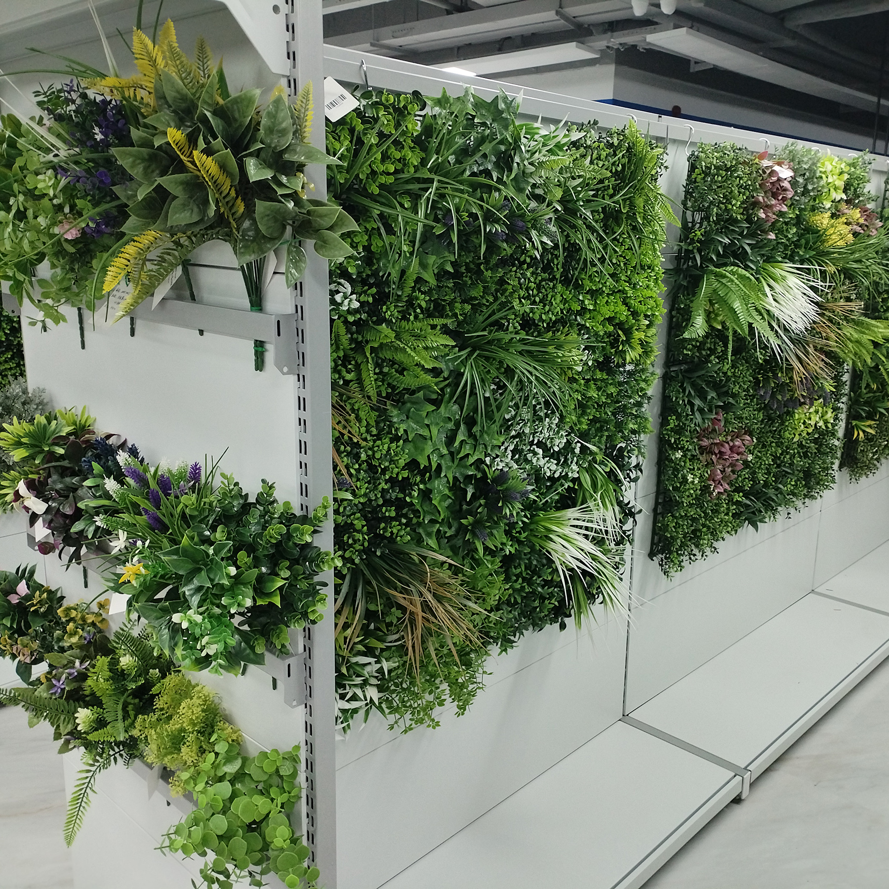 Municipal street renovation project, artificial turf fence, artificial green plants, sound insulation fence wall, dust suppression and environmental beautification, artificial plant wall for foreign trade export full figure