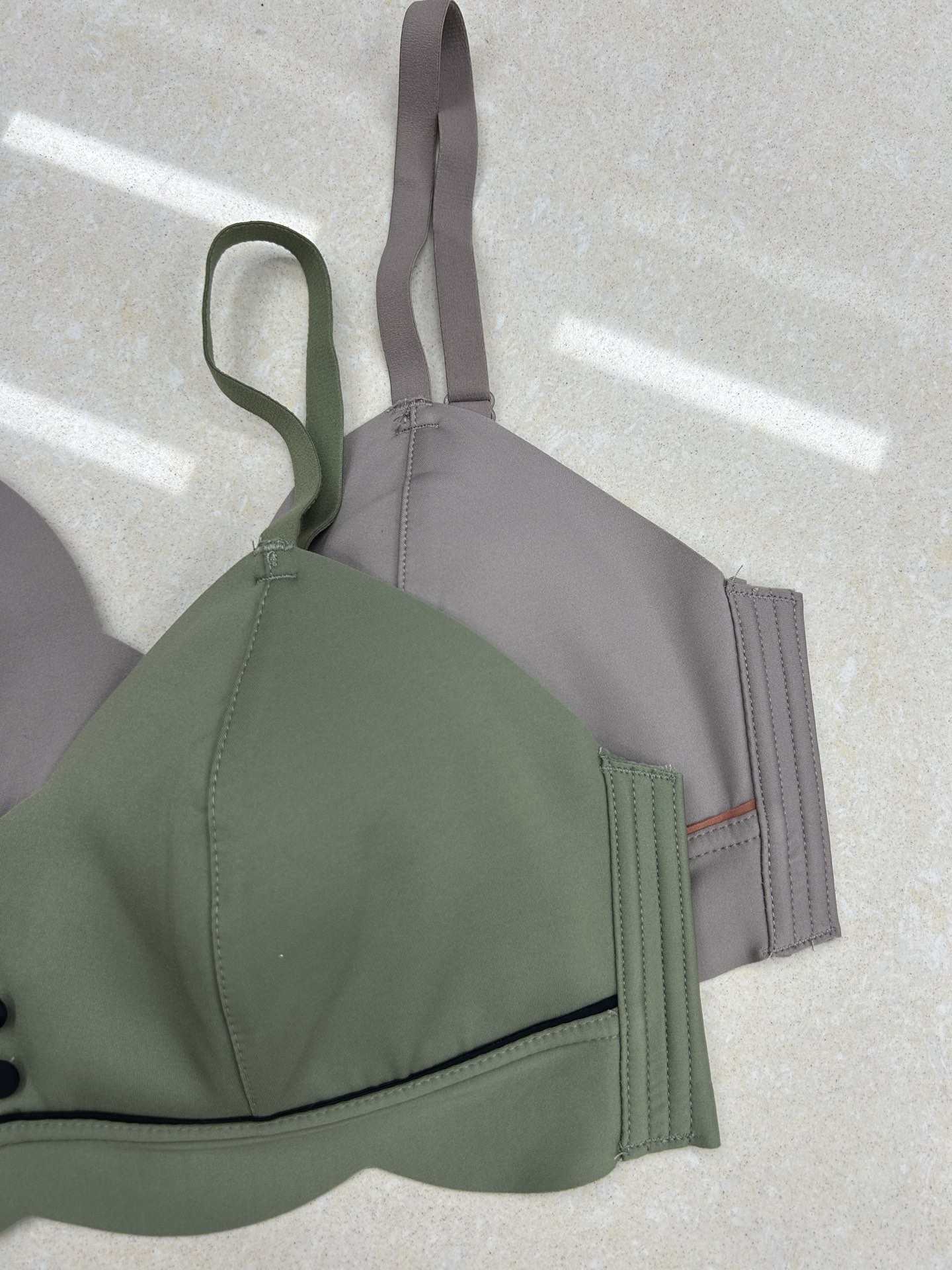 906# Foreign trade inventory wholesale Underwear, seamless underwear, women's small breast, gathering, thin, no steel coil, breast retraction, anti-sagging, beautiful back, no steel coil bra QNI Application Scenario