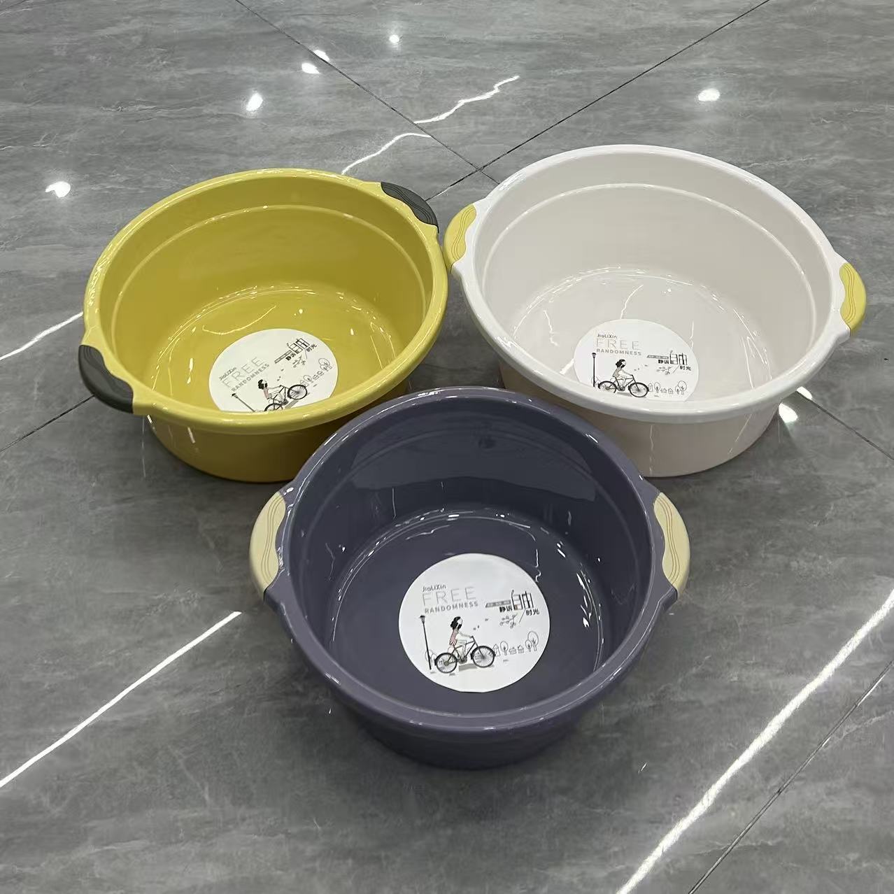 Household plastic washbasins are deepened and thickened, shock-resistant, simple for dormitories, students, babies, adults, large washbasins for washing faces and vegetables, solid color ear-listening basins, washbasins, foot basins, and plastic basins wholesale Application Scenario