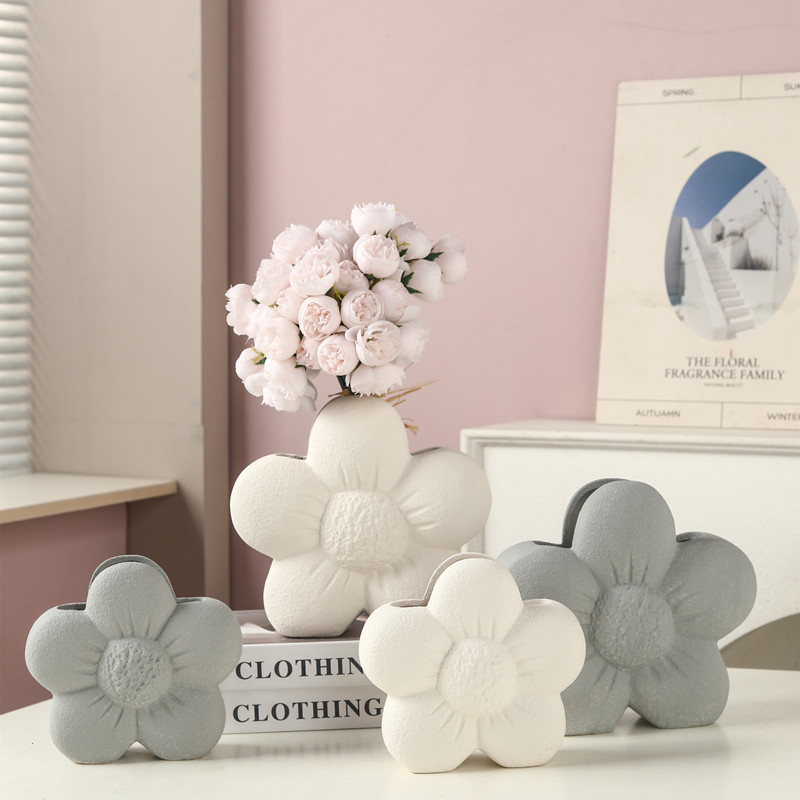 Creative minimalist style ceramic vase, petal decoration, flower vase, hotel entrance table, flower vase