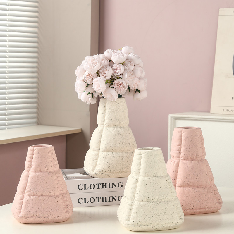 Creative minimalist style ceramic vases, creative art decorative ornaments, flower vases, hotel entrance dining table flower vases details Picture