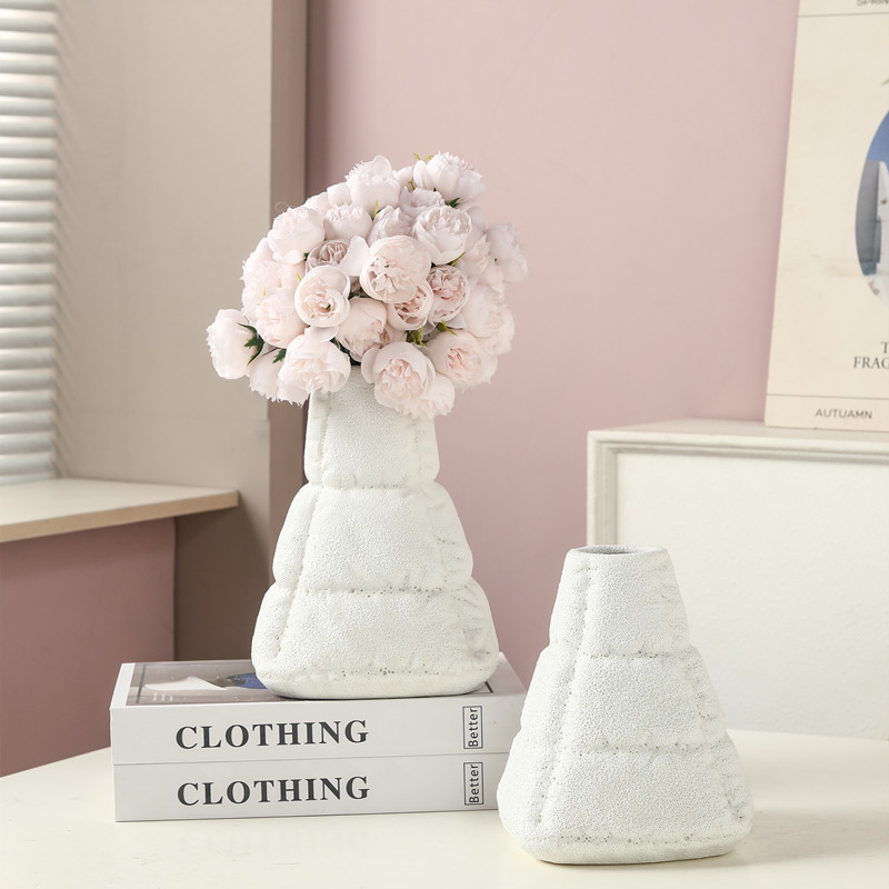 Creative minimalist style ceramic vases, creative art decorative ornaments, flower vases, hotel entrance dining table flower vases Specification image