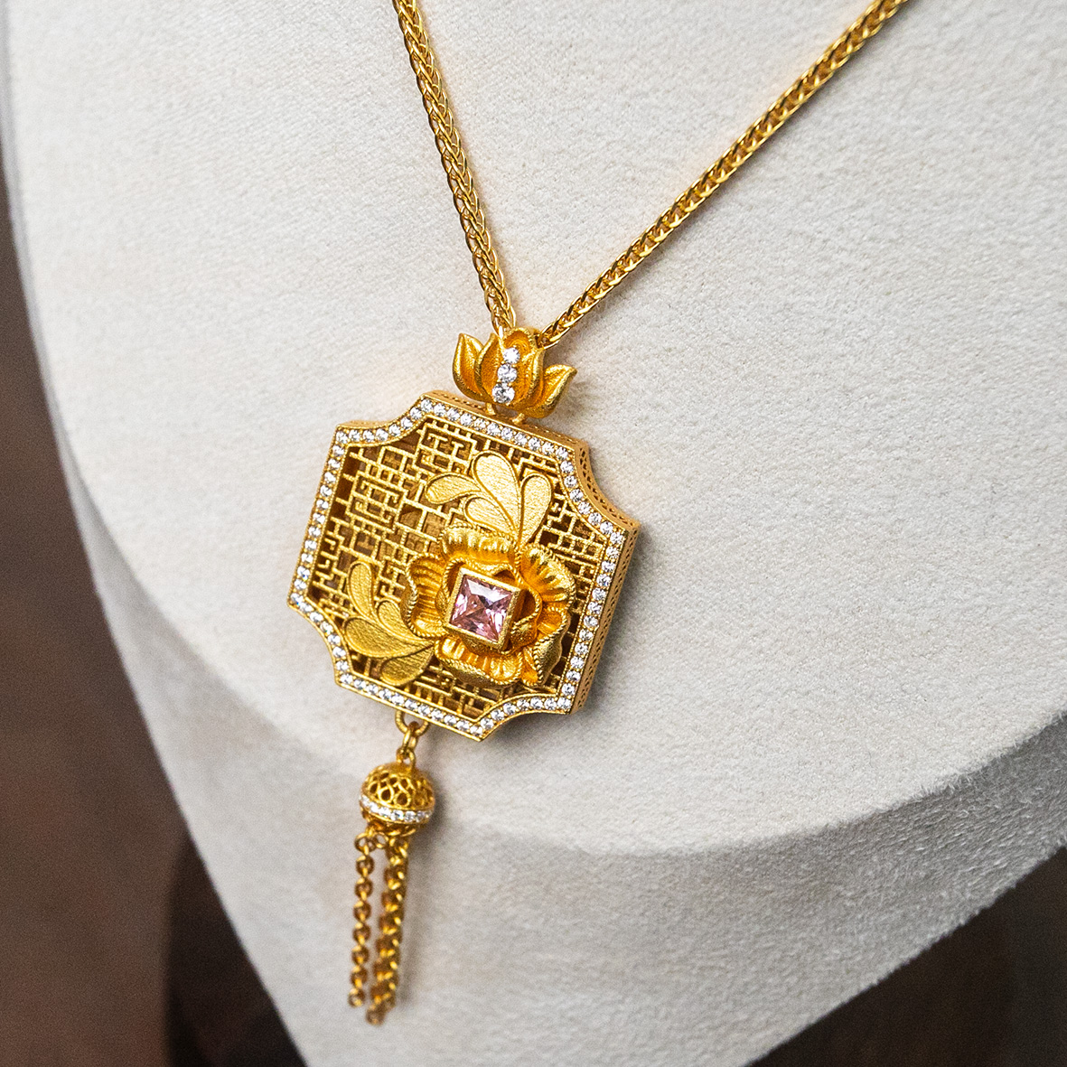 Women's golden pendant necklace, court-style ancient window screen with hollowed-out carving design, pink diamond-encrusted decoration Application Scenario