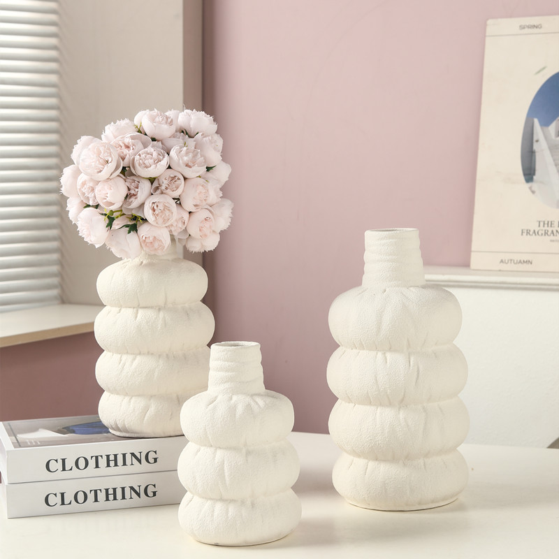 Creative minimalist style ceramic vases, creative art decorative ornaments, flower vases, hotel entrance dining table flower vases Item Picture