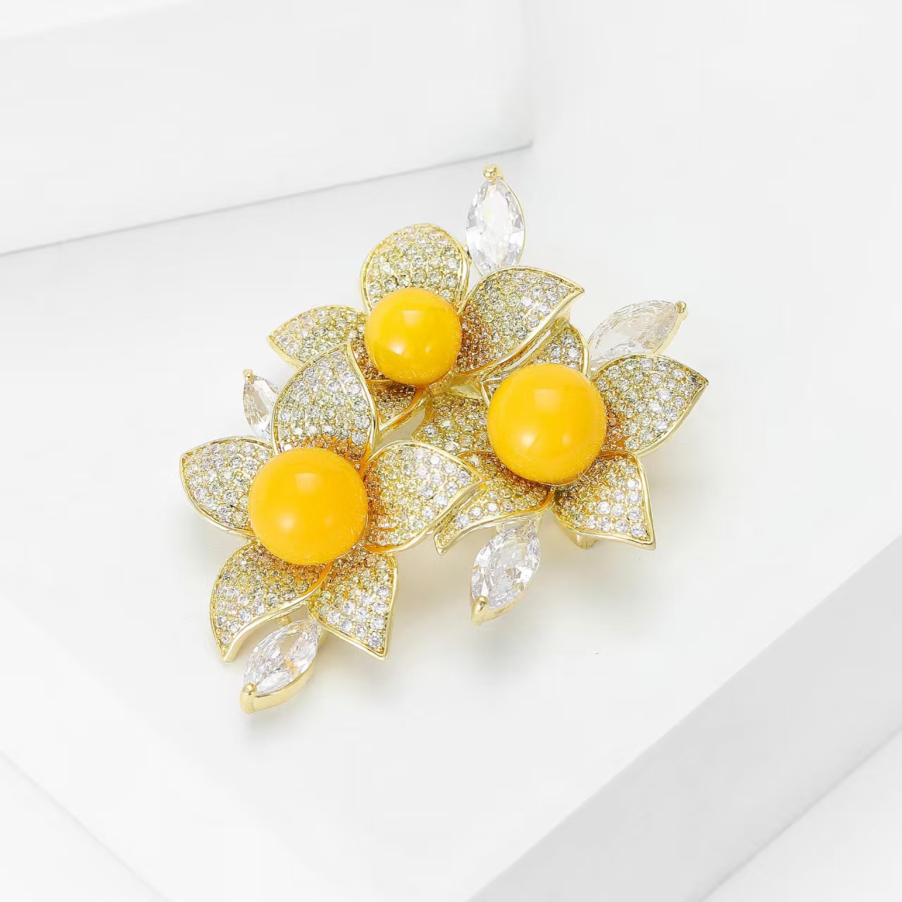 High-end Japanese and Korean micro-inlaid zircon beeswax five-leaf flower brooch, elegant socialite dress suit brooch, anti-exposure pin
