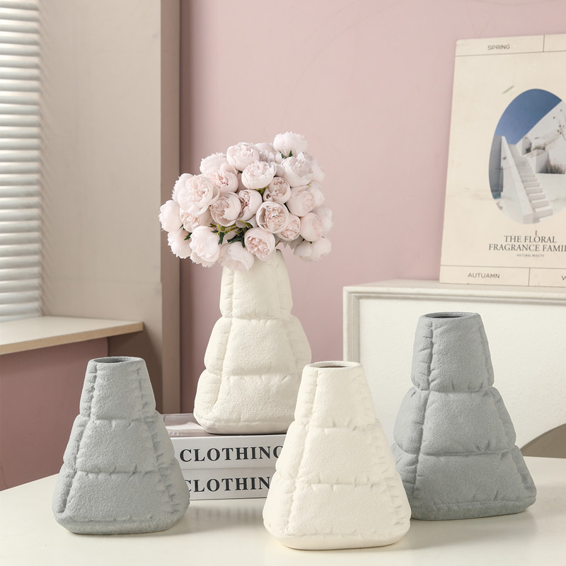 Creative minimalist style ceramic vases, creative art decorative ornaments, flower vases, hotel entrance dining table flower vases