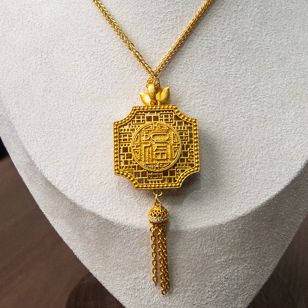 Women's golden pendant necklace, court-style ancient window screen with hollowed-out carving design, pink diamond-encrusted decoration details Picture