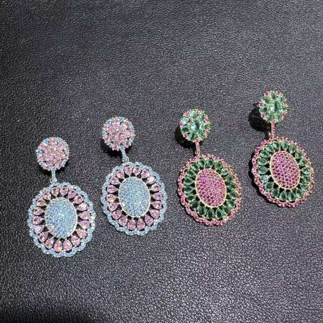 Fashionable, light luxury, grand and dynamic, micro-set light luxury temperament, niche micro-set design sense, waterdrop zircon exquisite earrings detail image 3