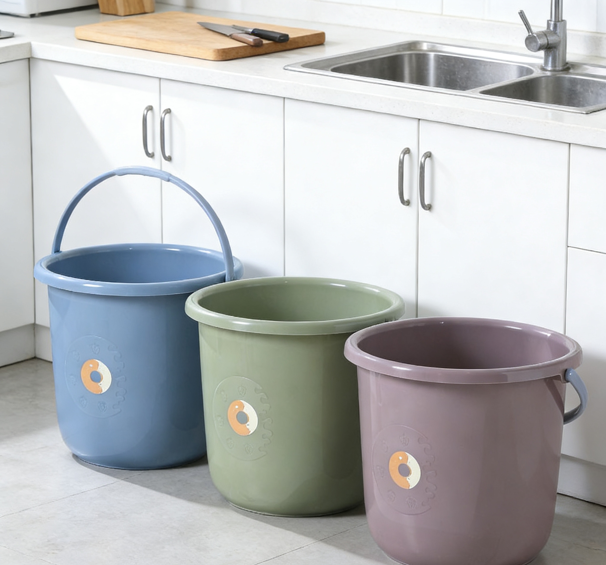 Selected solid color water buckets are best-selling home cleaning and storage tools. The preferred solid color water buckets are now available. They are essential items for home cleaning and organization, and are available for wholesale at an extremely good price Item Picture