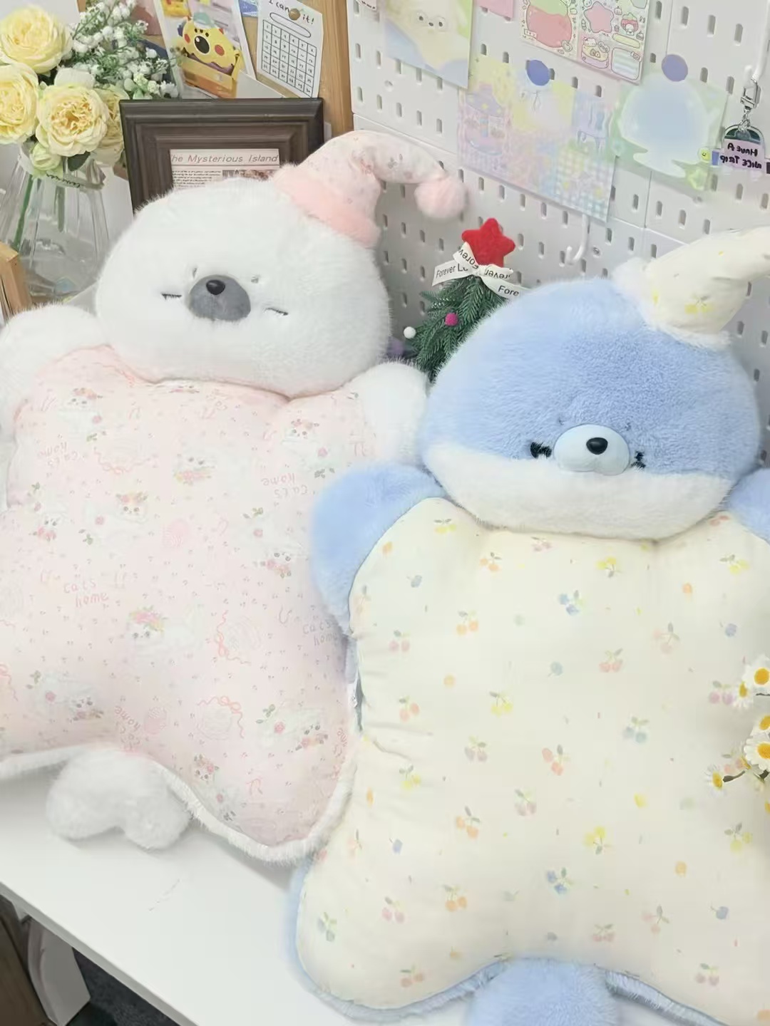 海豹抱枕，戴着小圣诞帽睡得奶呼呼滴软呼呼的，像刚出炉的热可可饼