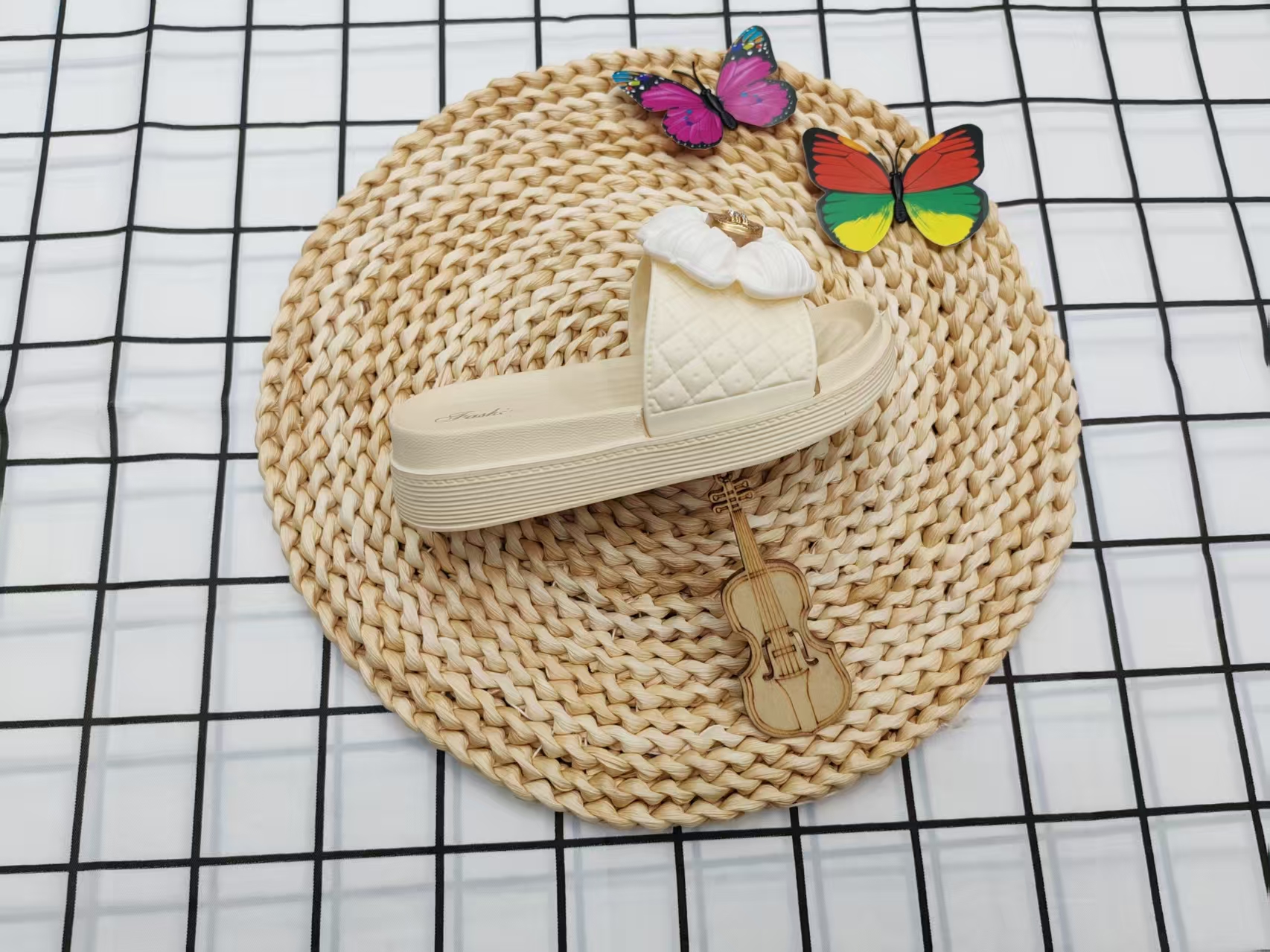 2025 Summer new trendy, versatile and cute flower-soled children's fashion slippers Application Scenario