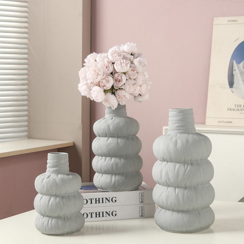 Creative minimalist style ceramic vases, creative art decorative ornaments, flower vases, hotel entrance dining table flower vases Application Scenario