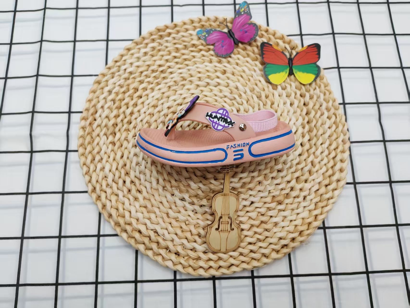 New cute cartoon flip-flops for children in summer 2025 Application Scenario