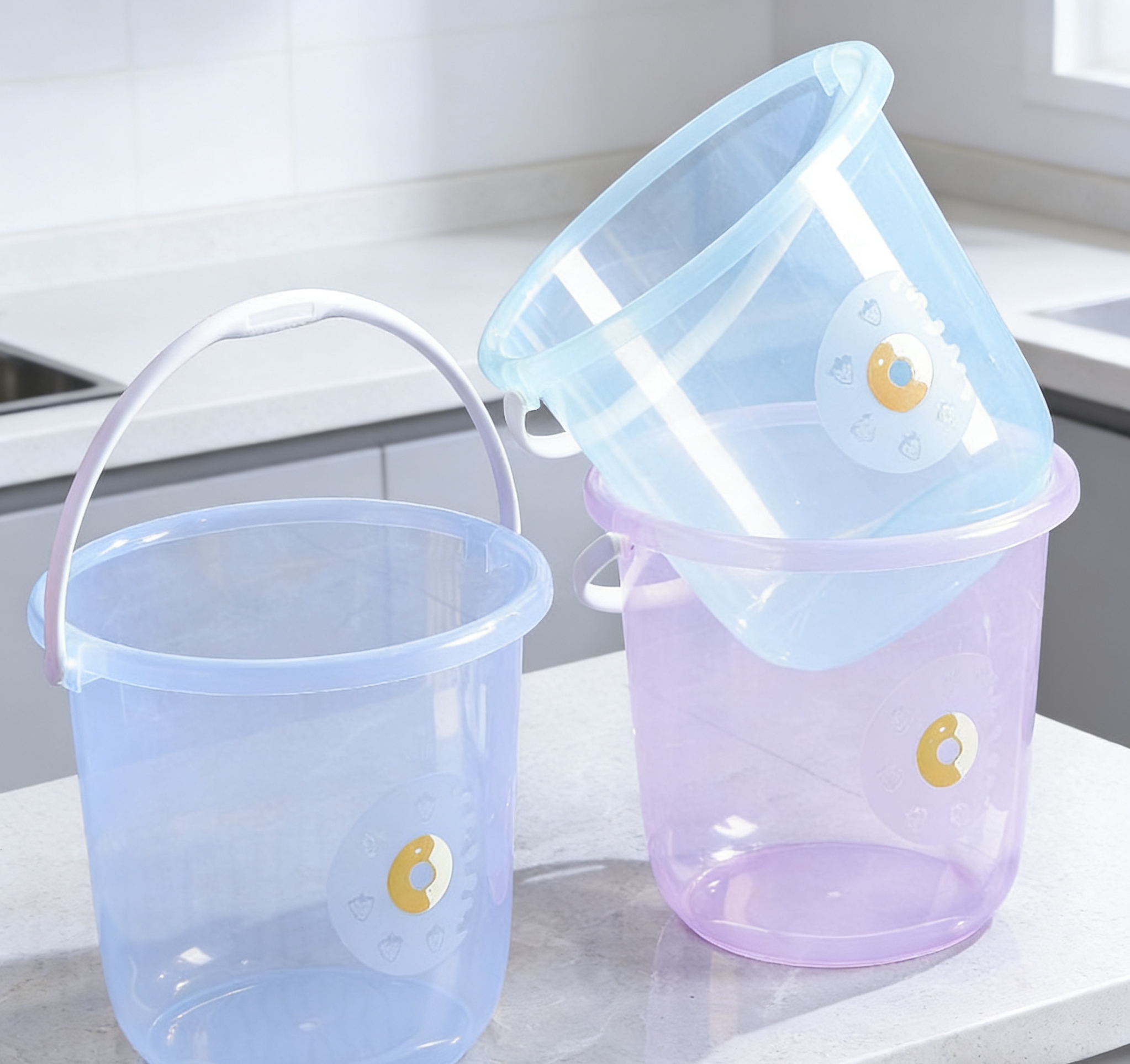 Recommended best-selling transparent water buckets: A multi-functional home cleaning and storage tool that combines good looks and practicality. Wholesale new transparent water buckets are selling well, suitable for kitchens, bathrooms, and balconies. Portable items available in multiple colors at an extremely cost-effective price Application Scenario