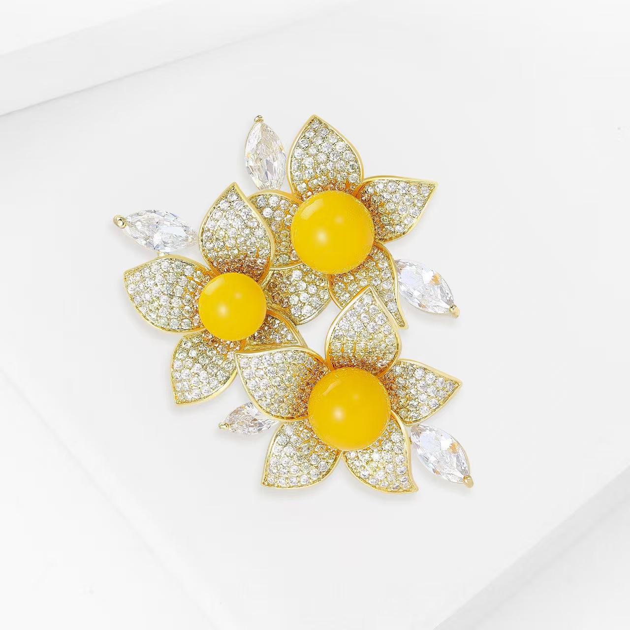 High-end Japanese and Korean micro-inlaid zircon beeswax five-leaf flower brooch, elegant socialite dress suit brooch, anti-exposure pin details Picture