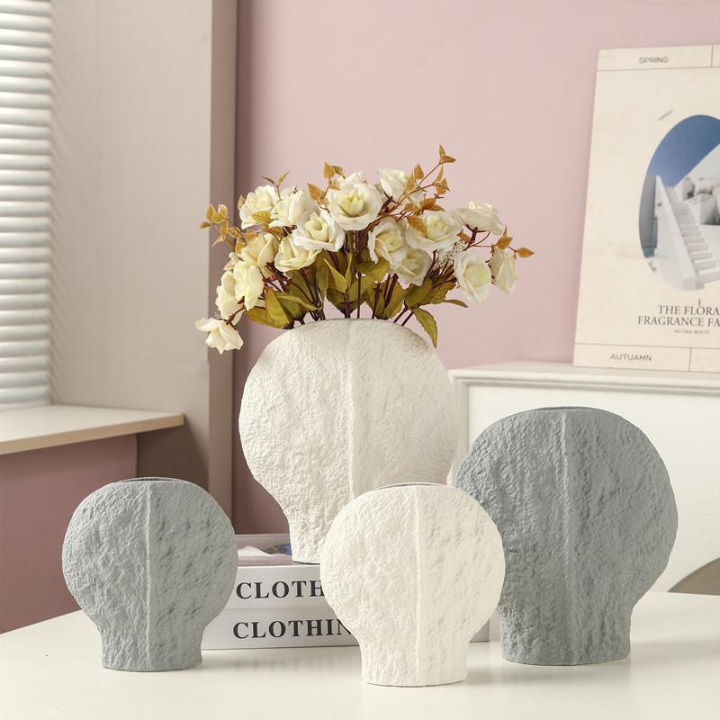 Creative minimalist style ceramic vase, petal decoration, flower vase, hotel entrance table, flower vase Application Scenario