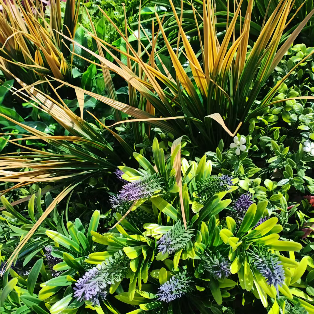 Foreign trade export artificial plant wall grass, indoor and outdoor green plants, landscape walls, shopping mall walls, artificial green plant decoration, artificial flower ornaments, artificial green plants, lotus, artificial flowers, wall-hung artificial green plants, green plant decoration Item Picture