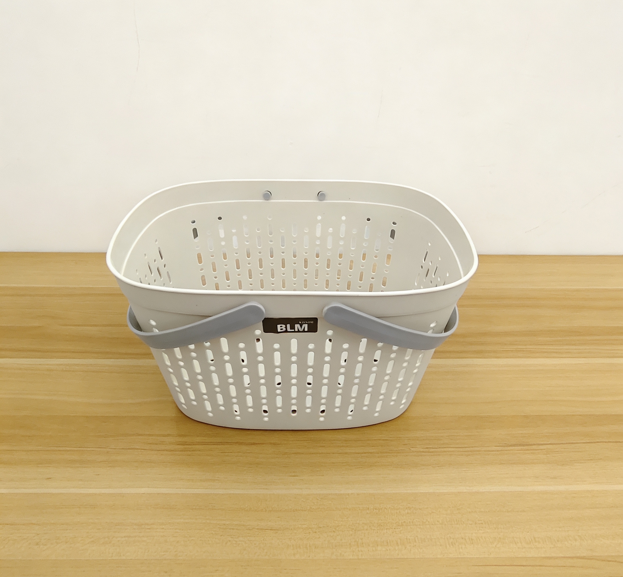 White plastic storage baskets, household storage baskets, square storage baskets, storage baskets, storage boxes, organizing baskets, storage containers, household storage supplies Specification image