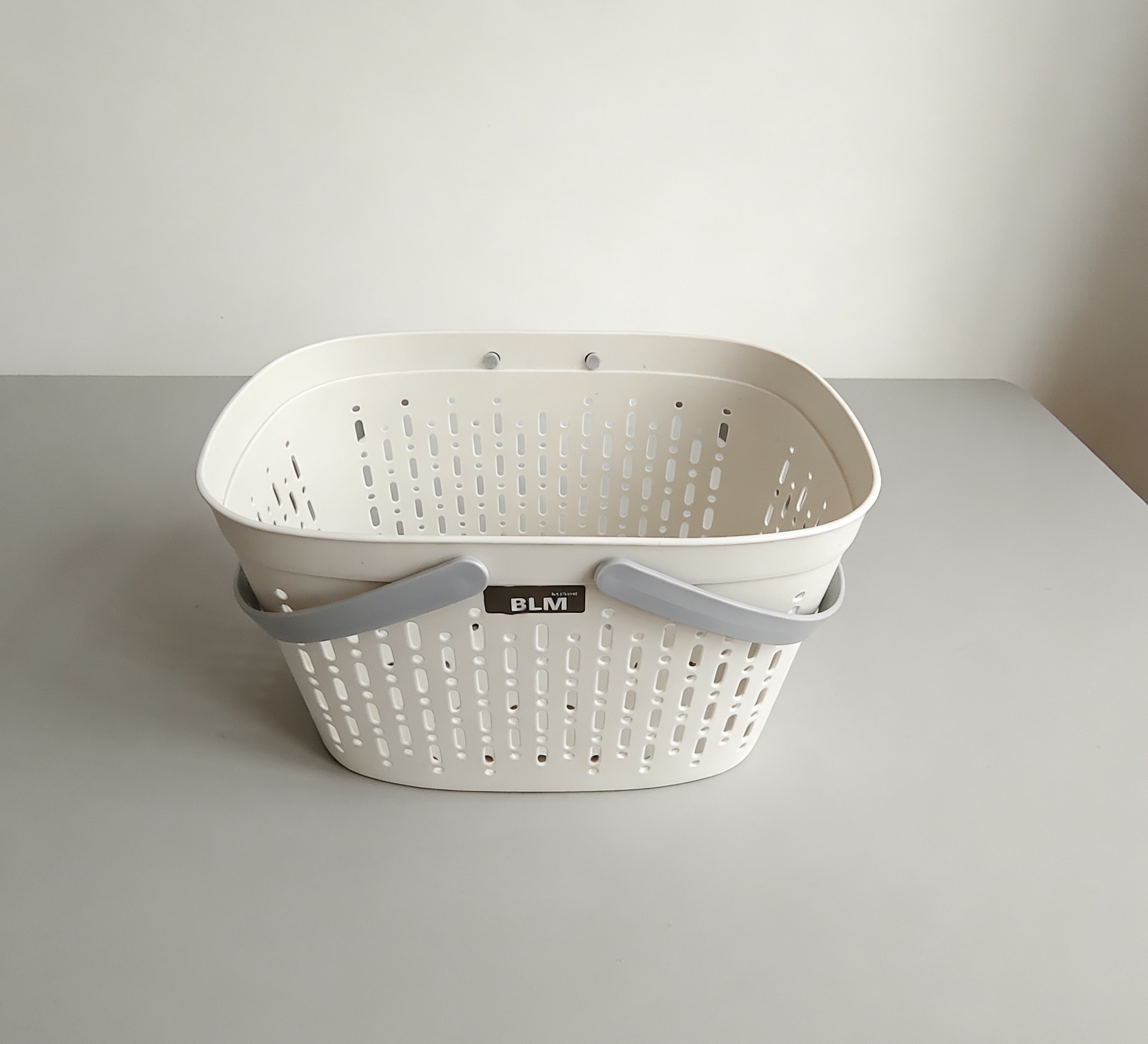 White plastic storage baskets, household storage baskets, square storage baskets, storage baskets, storage boxes, organizing baskets, storage containers, household storage supplies Application Scenario