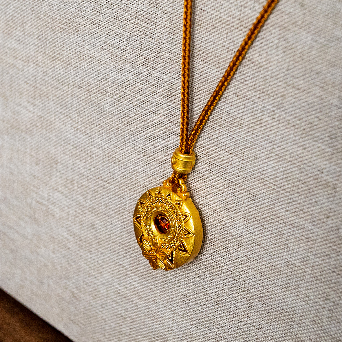 Golden pendant necklace, moissanite butterfly pearl lanyard, gold wrapped in silver, fashionable and simple women's accessory Specification image