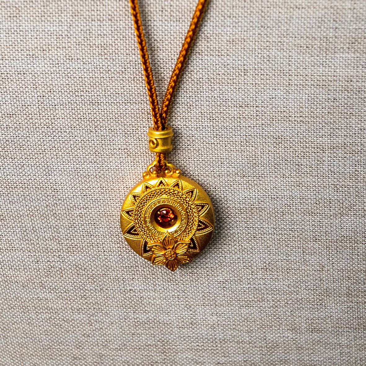 Golden pendant necklace, moissanite butterfly pearl lanyard, gold wrapped in silver, fashionable and simple women's accessory details Picture