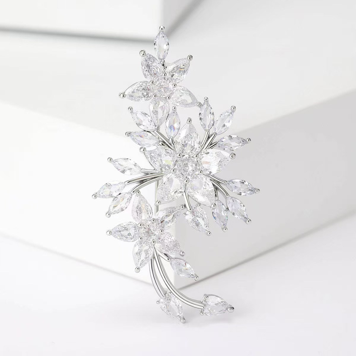 New high-end crystal plum blossom brooch, slightly inlaid zircon, elegant brooch, light luxury clothing, large collar brooch Specification image