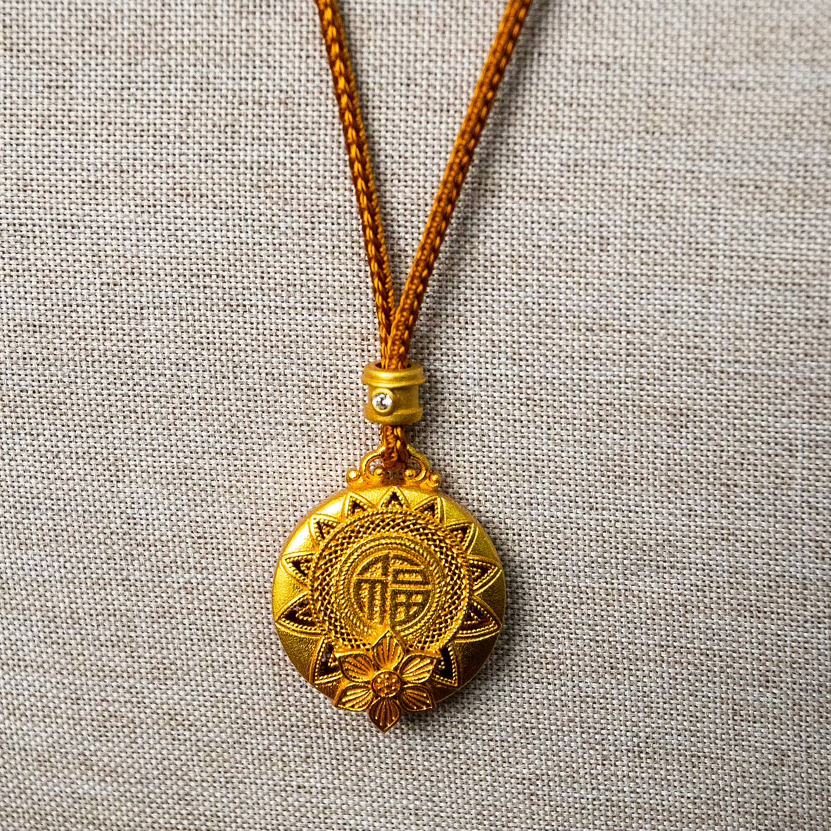 Golden pendant necklace, moissanite butterfly pearl lanyard, gold wrapped in silver, fashionable and simple women's accessory Item Picture