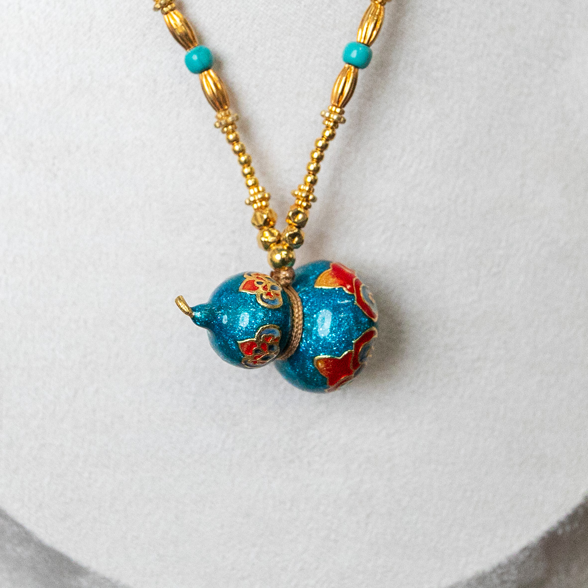 Enamel solid gourd pendant necklace lanyard, a fashionable and simple women's accessory Application Scenario