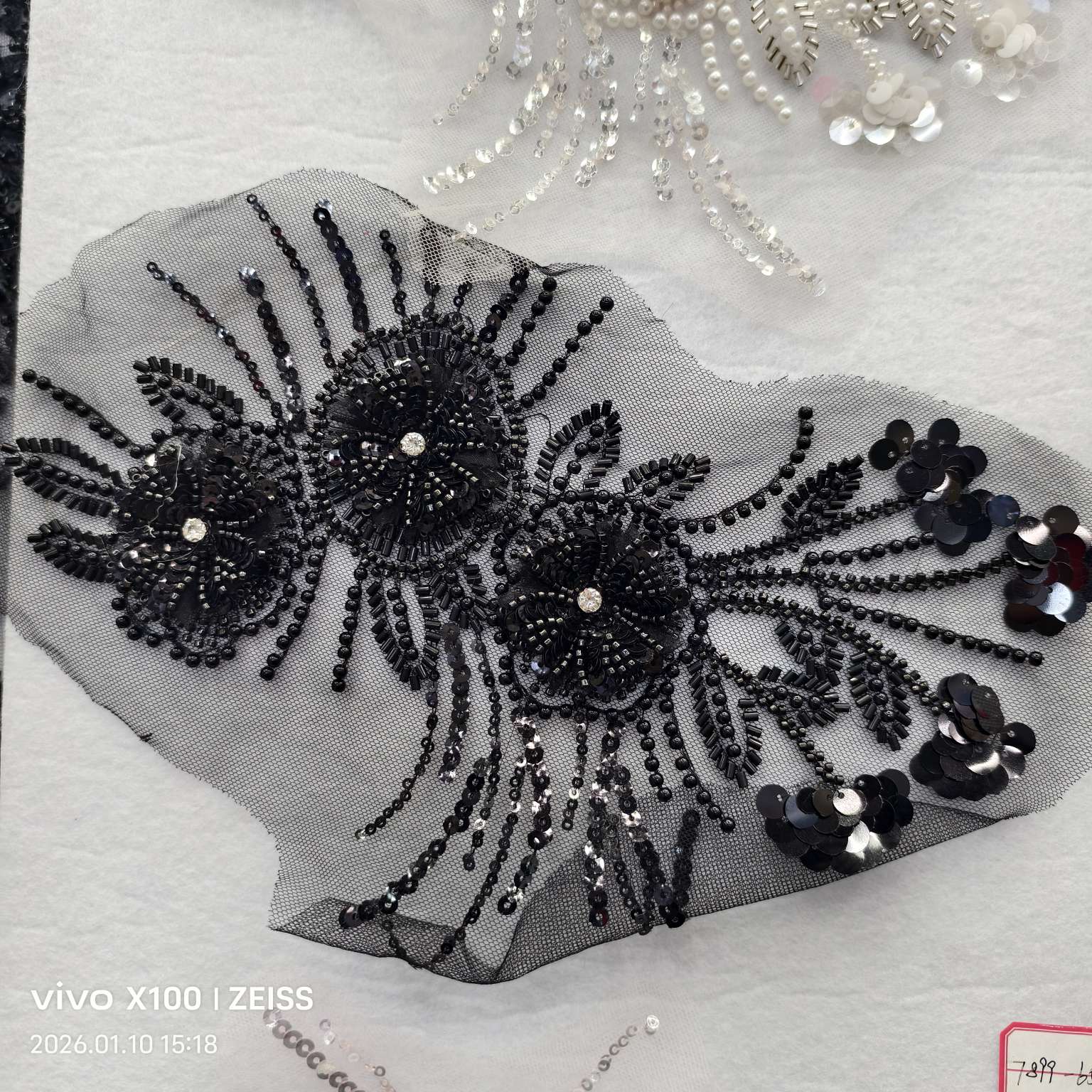 珠绣亮片绣大腰花，肩花，头巾花。