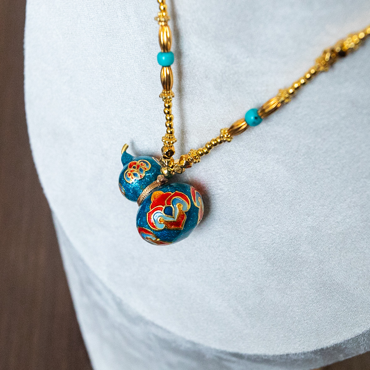 Enamel solid gourd pendant necklace lanyard, a fashionable and simple women's accessory details Picture