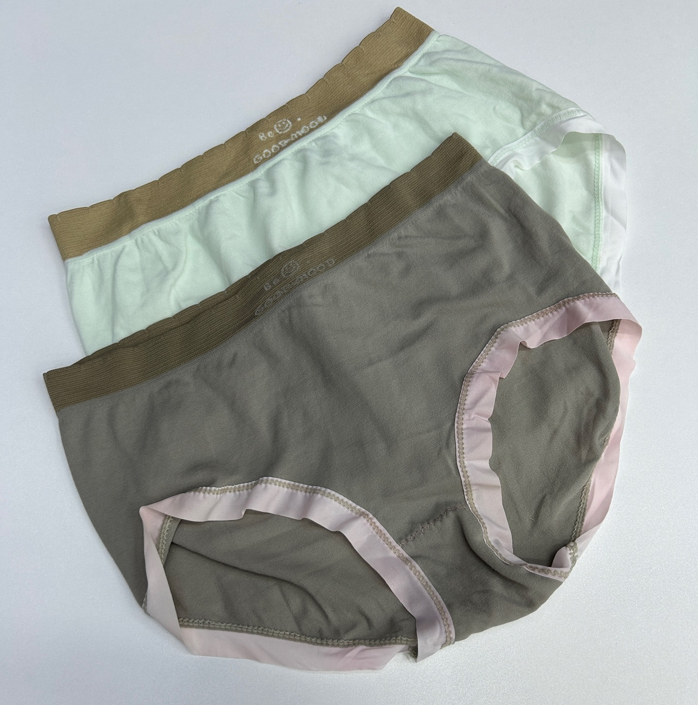 1493# Export to the Middle East and Africa in stock: Smiling, traceless, mid-low waist bag, elastic buttocks, women's inner pants, simple letter waist, breathable, resistant and skin-friendly women's triangle pants QNI details Picture