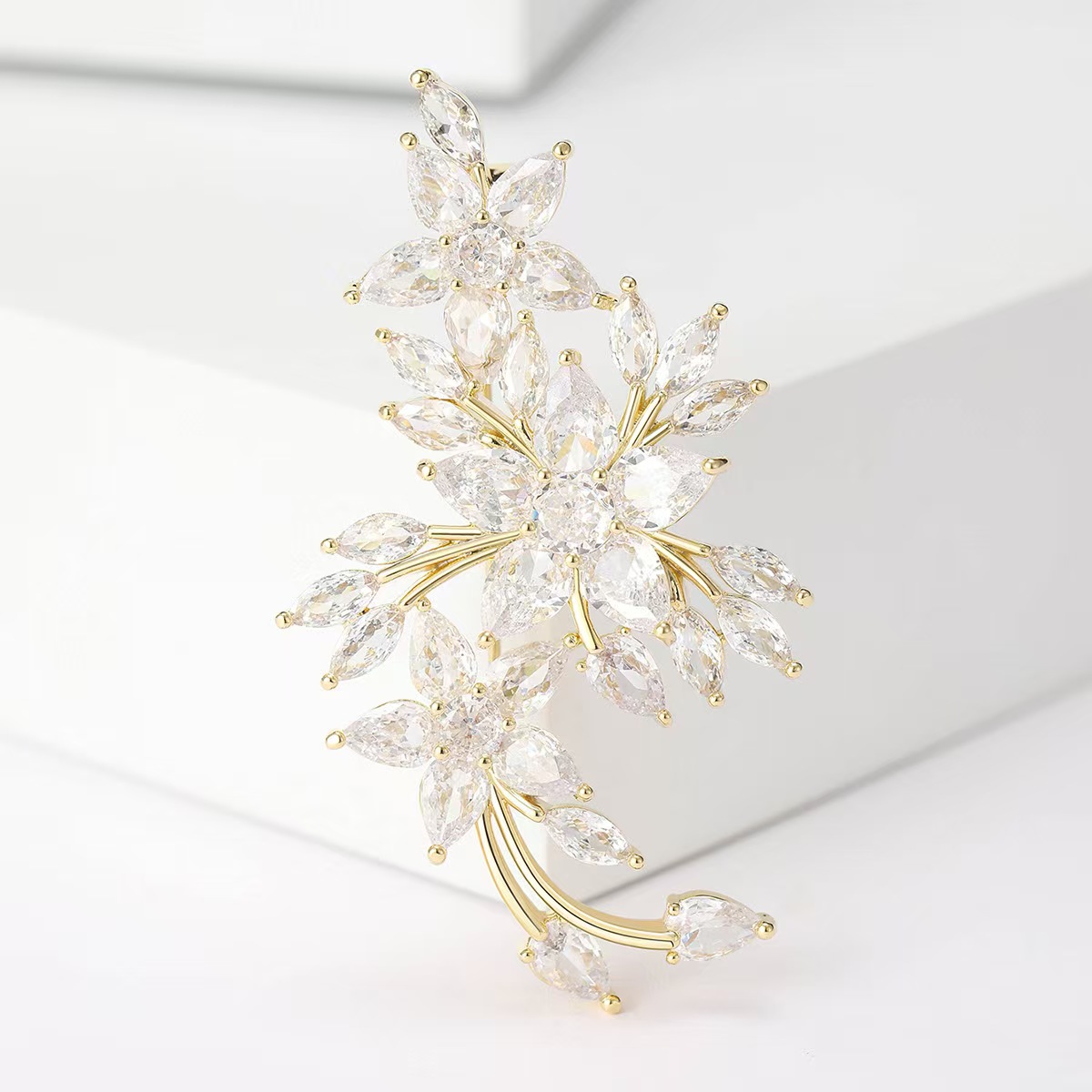 New high-end crystal plum blossom brooch, slightly inlaid zircon, elegant brooch, light luxury clothing, large collar brooch