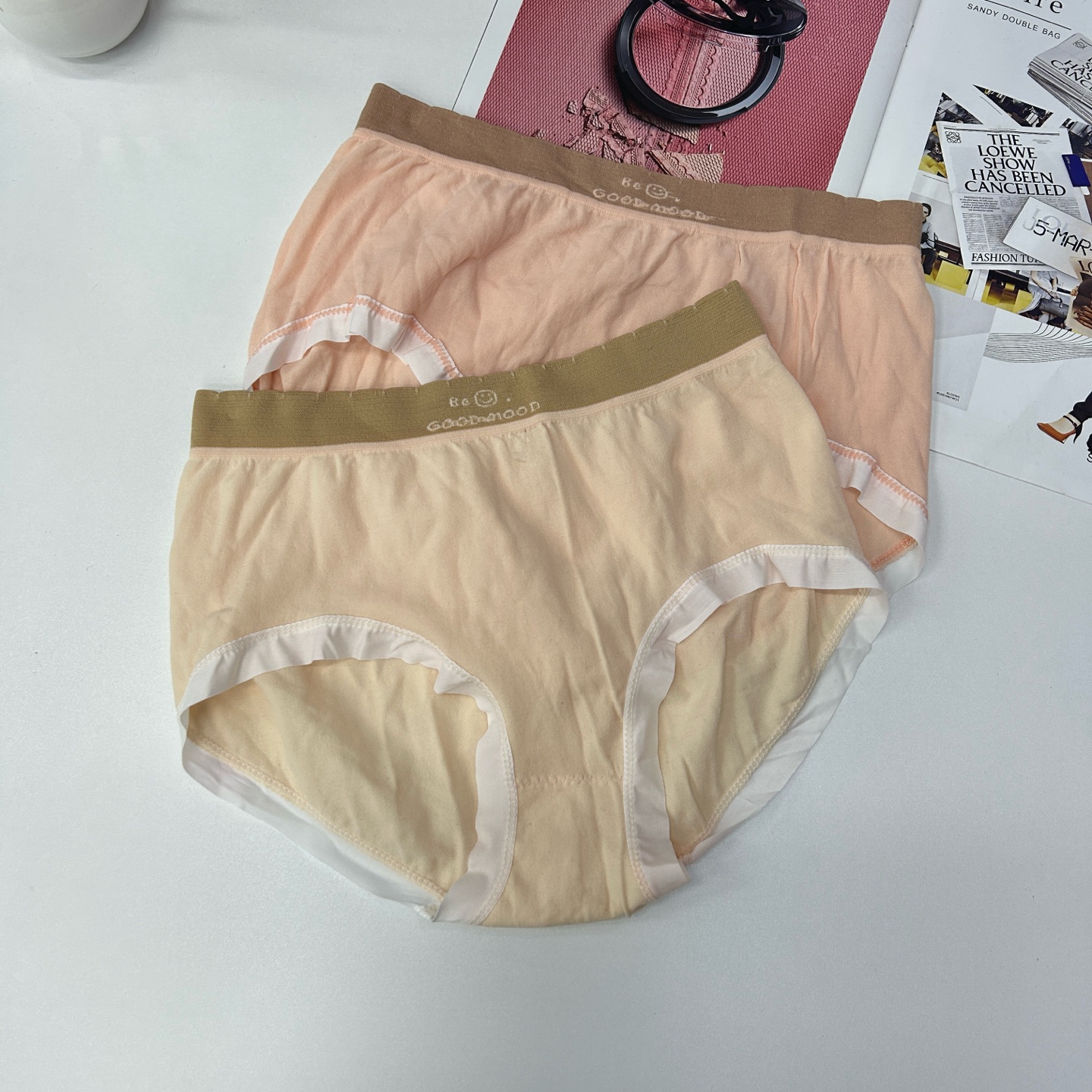 1493# Export to the Middle East and Africa in stock: Smiling, traceless, mid-low waist bag, elastic buttocks, women's inner pants, simple letter waist, breathable, resistant and skin-friendly women's triangle pants QNI Application Scenario