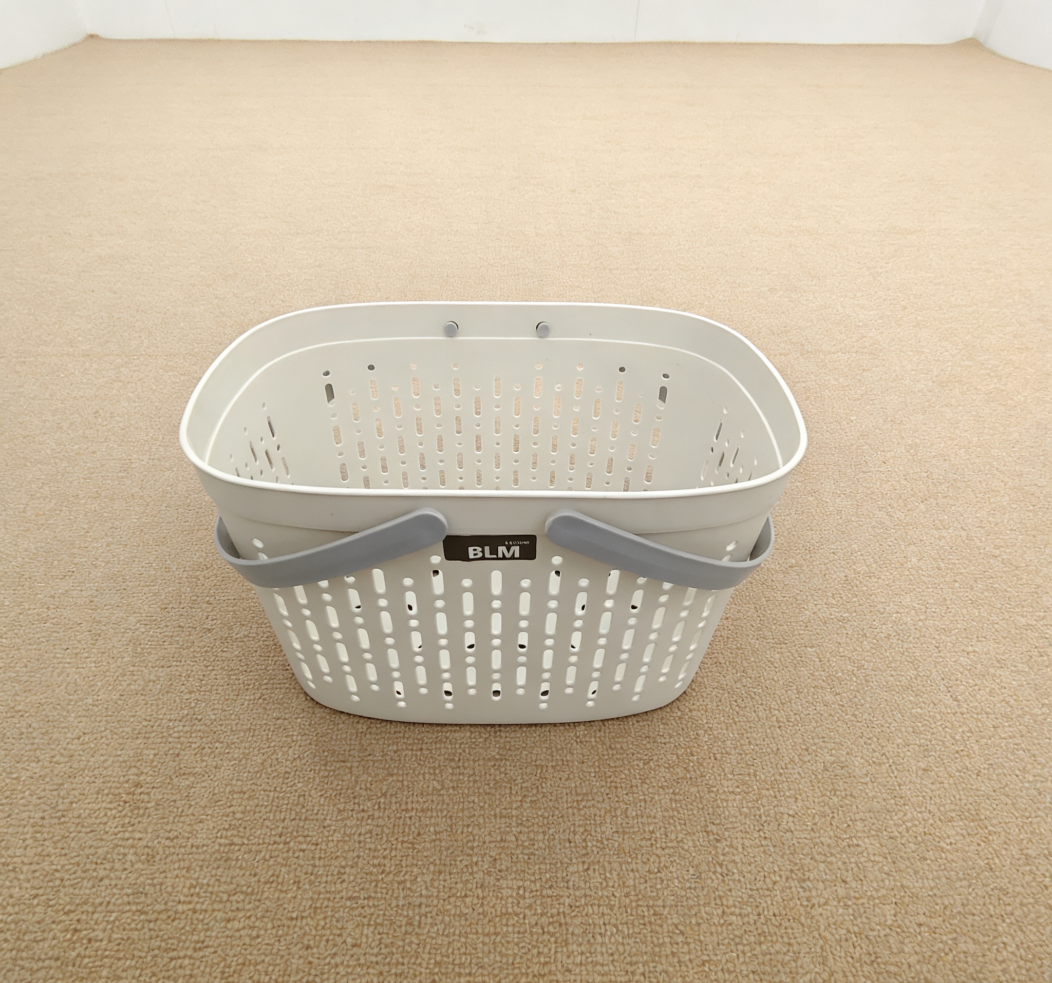 White plastic storage baskets, household storage baskets, square storage baskets, storage baskets, storage boxes, organizing baskets, storage containers, household storage supplies details Picture