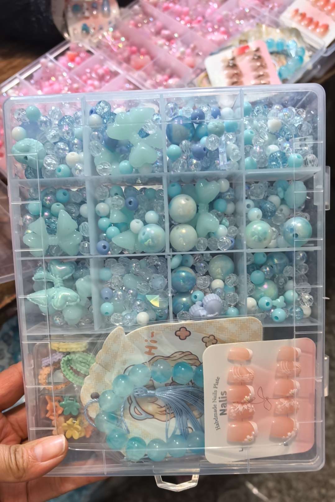 时尚简约多彩DIY手工串珠大礼盒
百搭配件多款选择适合日常佩戴多样风格产品图