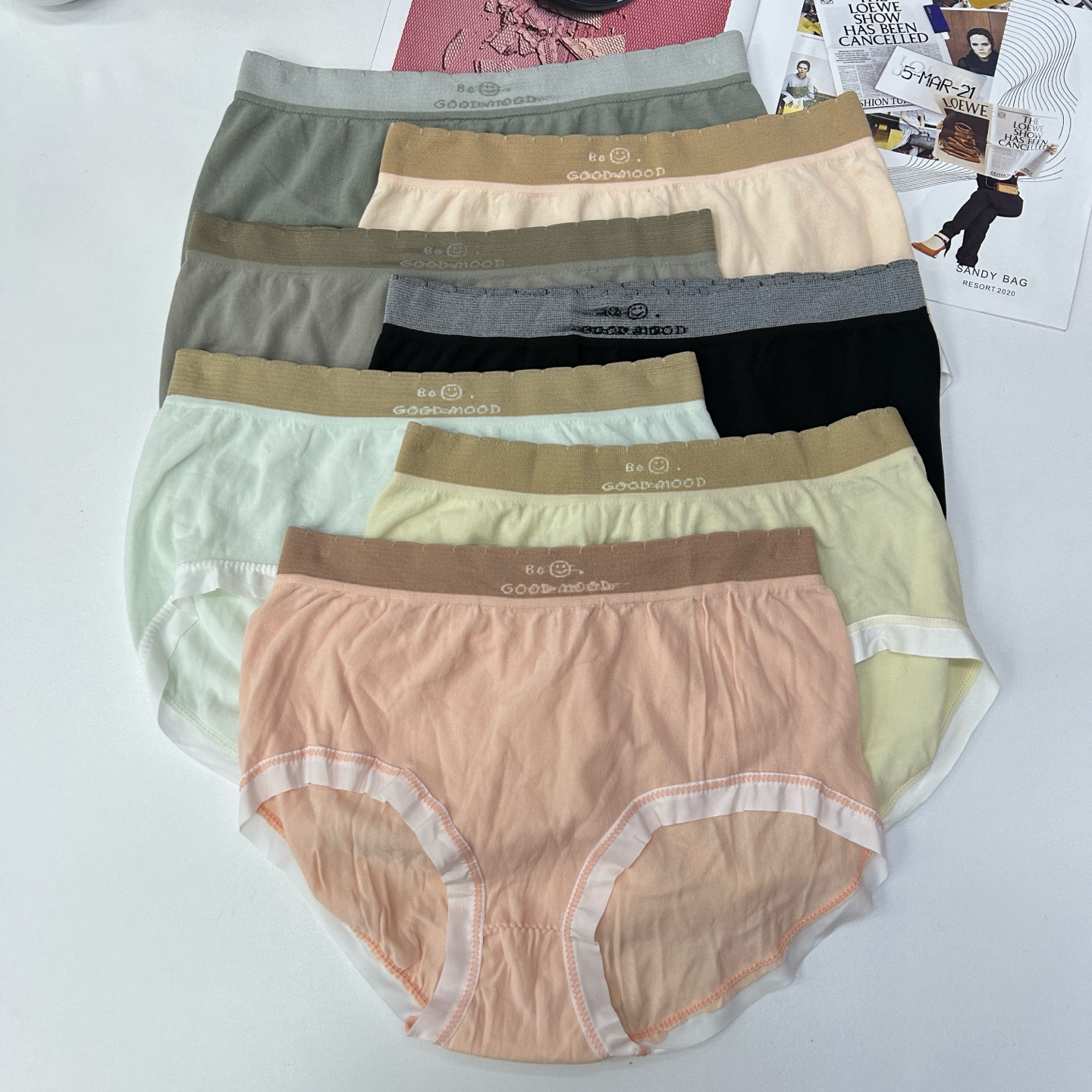 1493# Export to the Middle East and Africa in stock: Smiling, traceless, mid-low waist bag, elastic buttocks, women's inner pants, simple letter waist, breathable, resistant and skin-friendly women's triangle pants QNI full figure